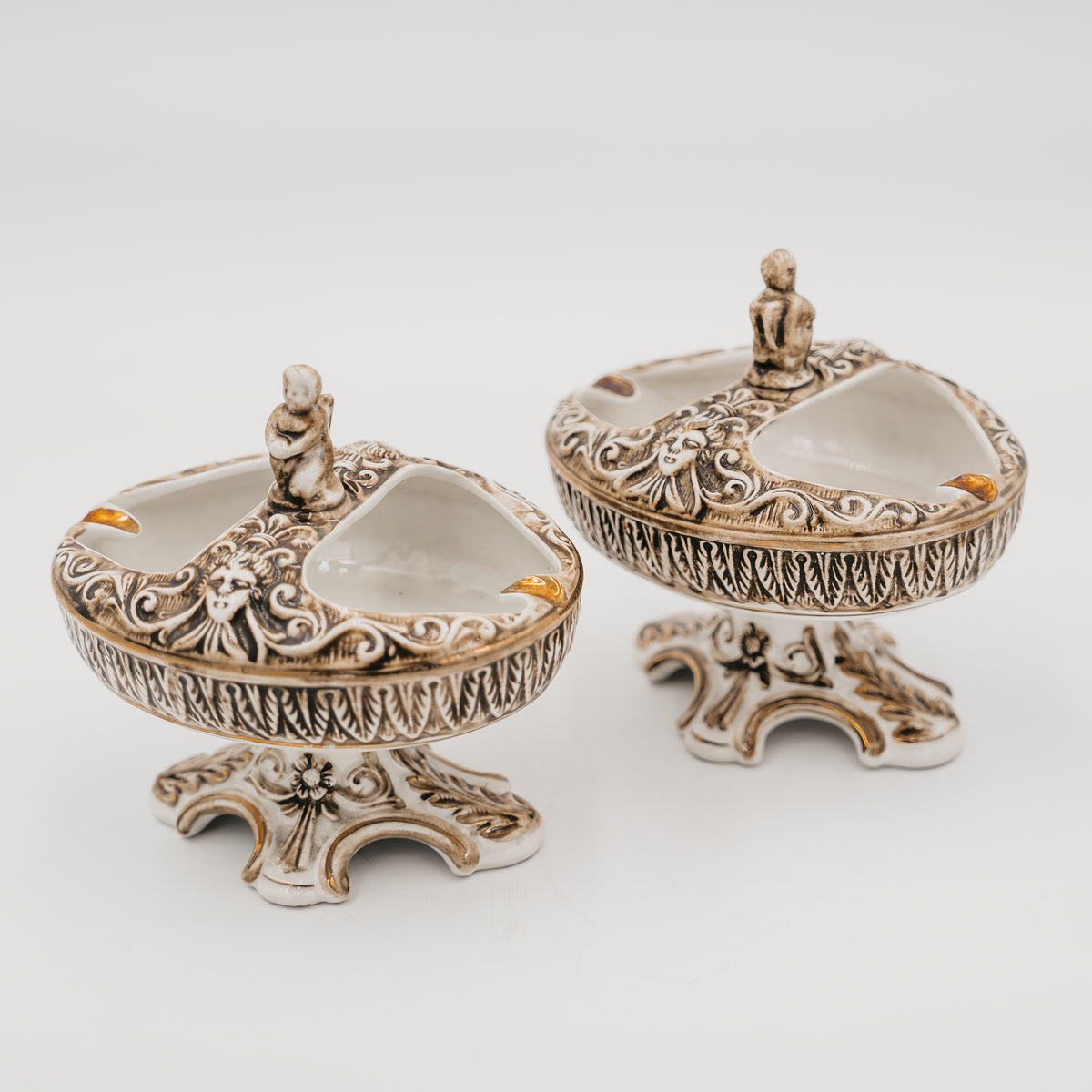 Coppia Posacenere Vintage in Ceramica Decorata Stile Barocco Capodimonte con Statuetta