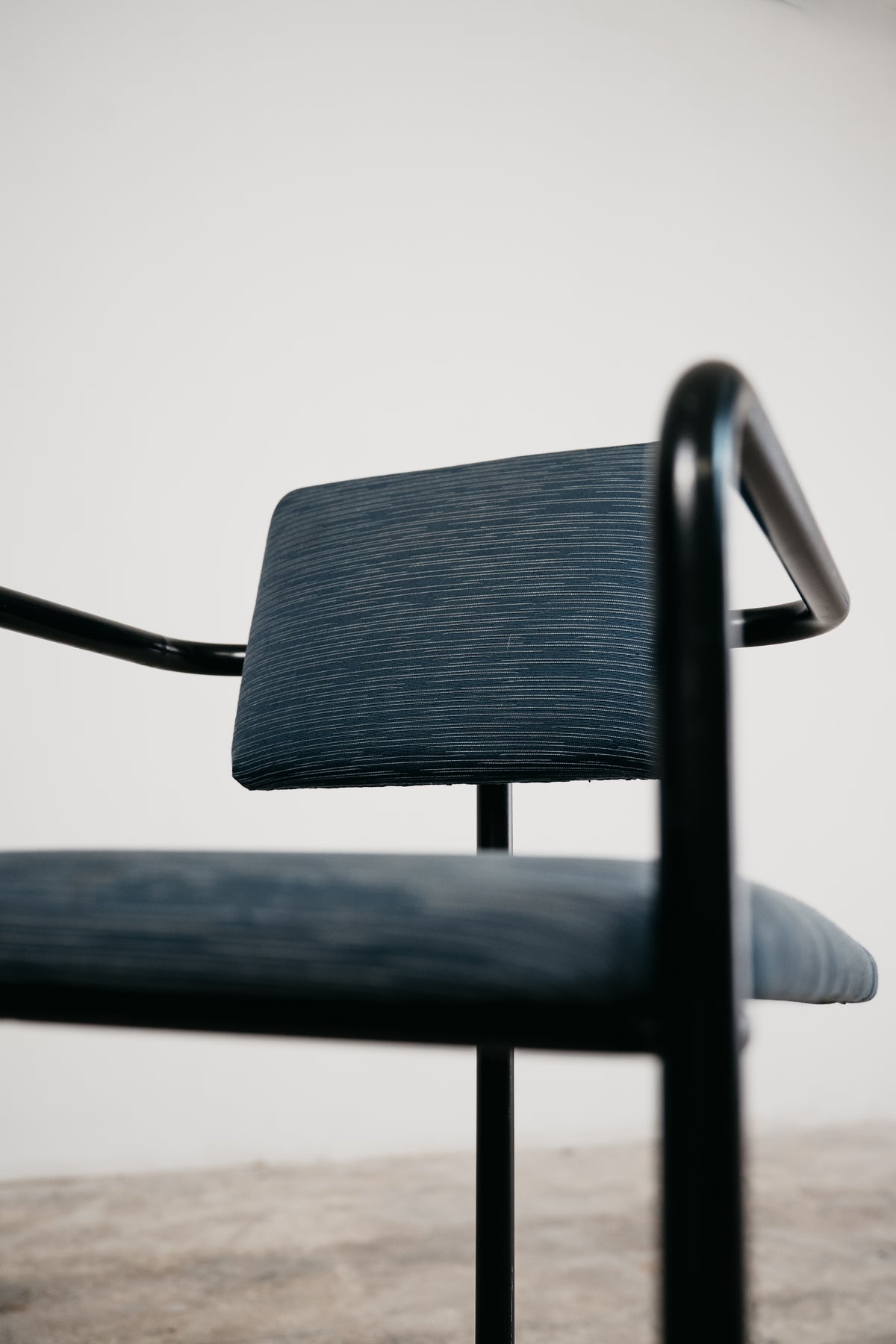 Poltrona Vintage Minimalista dal Design Postmoderno in Metallo e Tessuto (Anni '80)