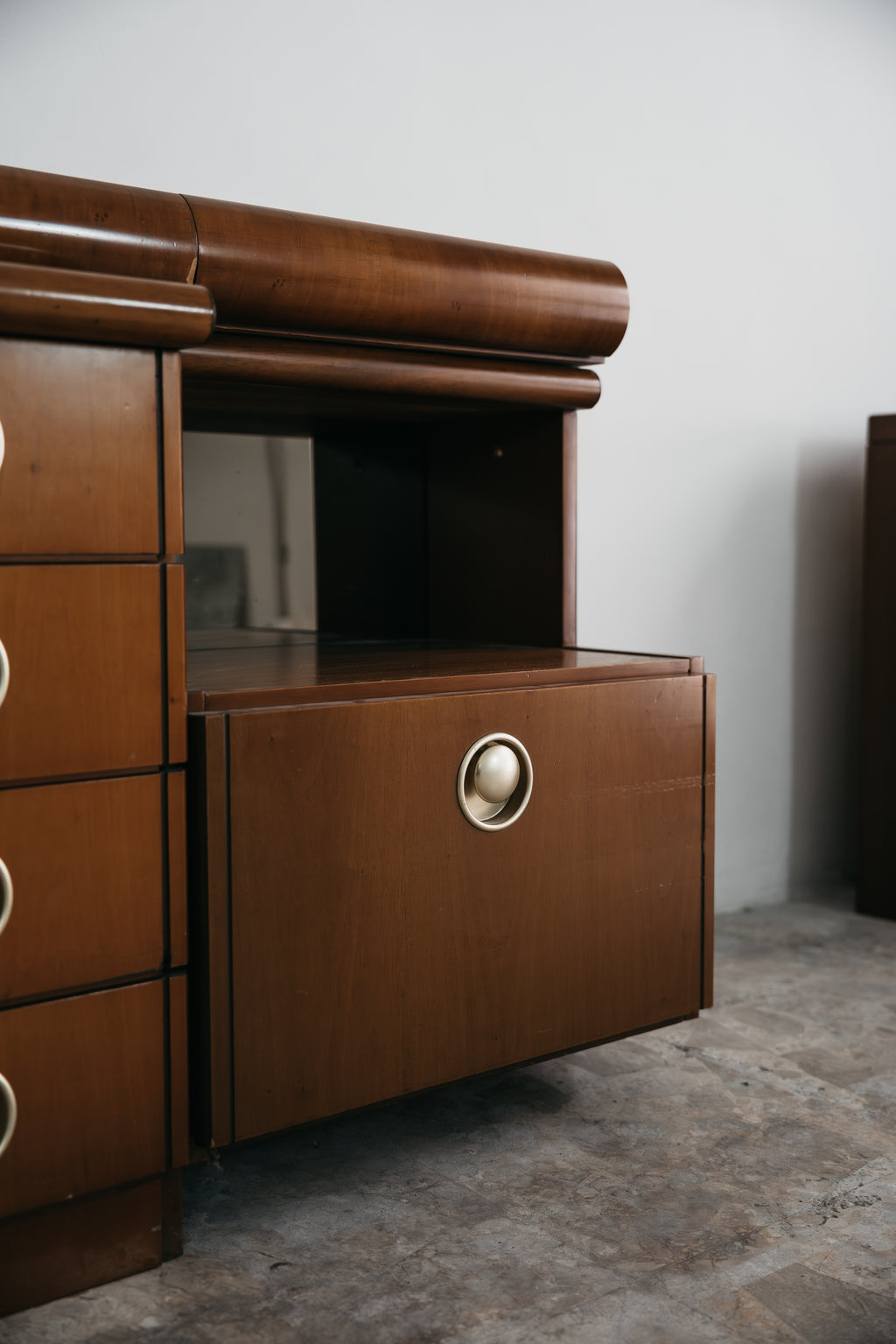 Credenza Bassa Vintage Asimmetrica dal Design Modernista (Anni '50/'60)
