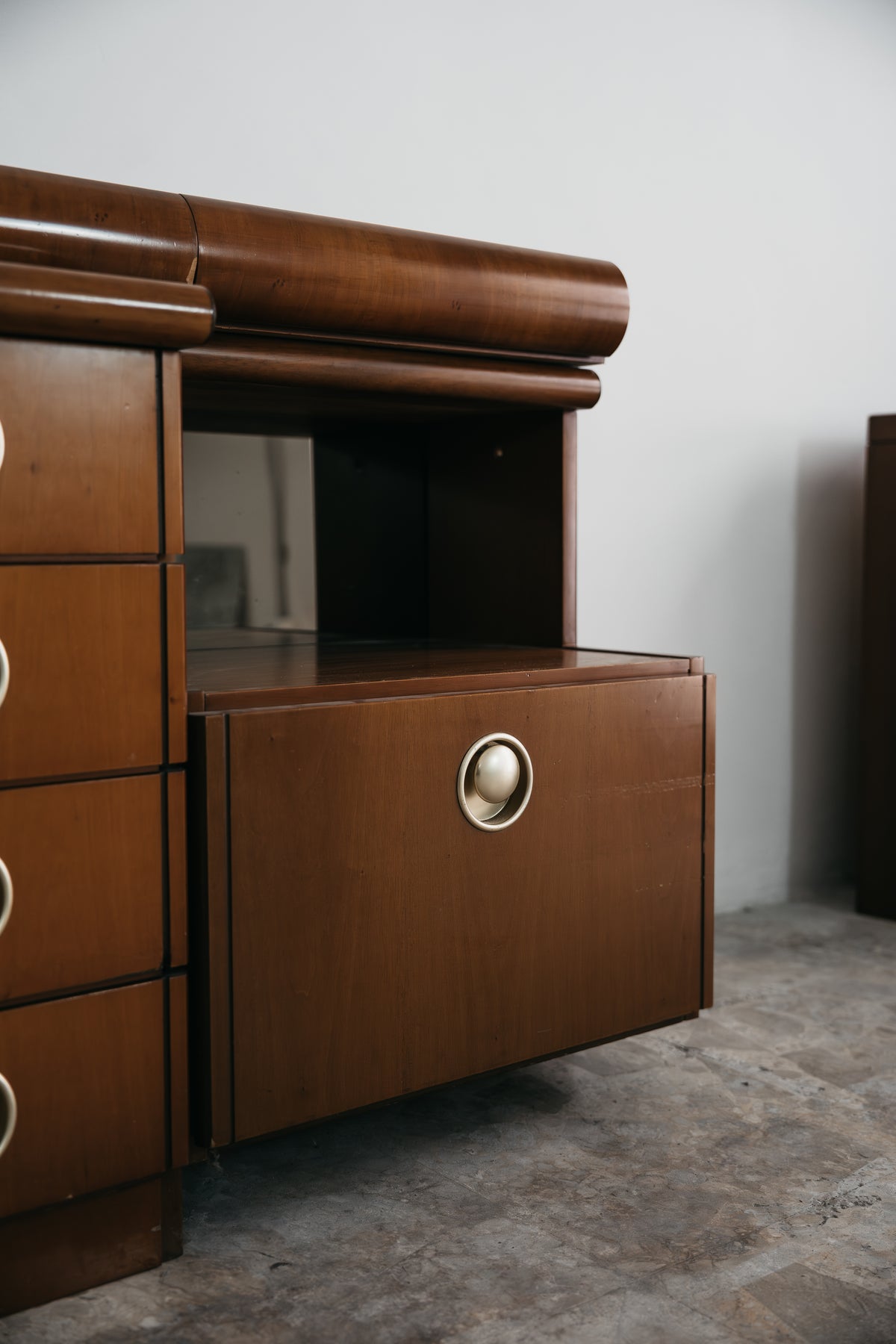 Credenza Bassa Vintage Asimmetrica dal Design Modernista (Anni '50/'60)