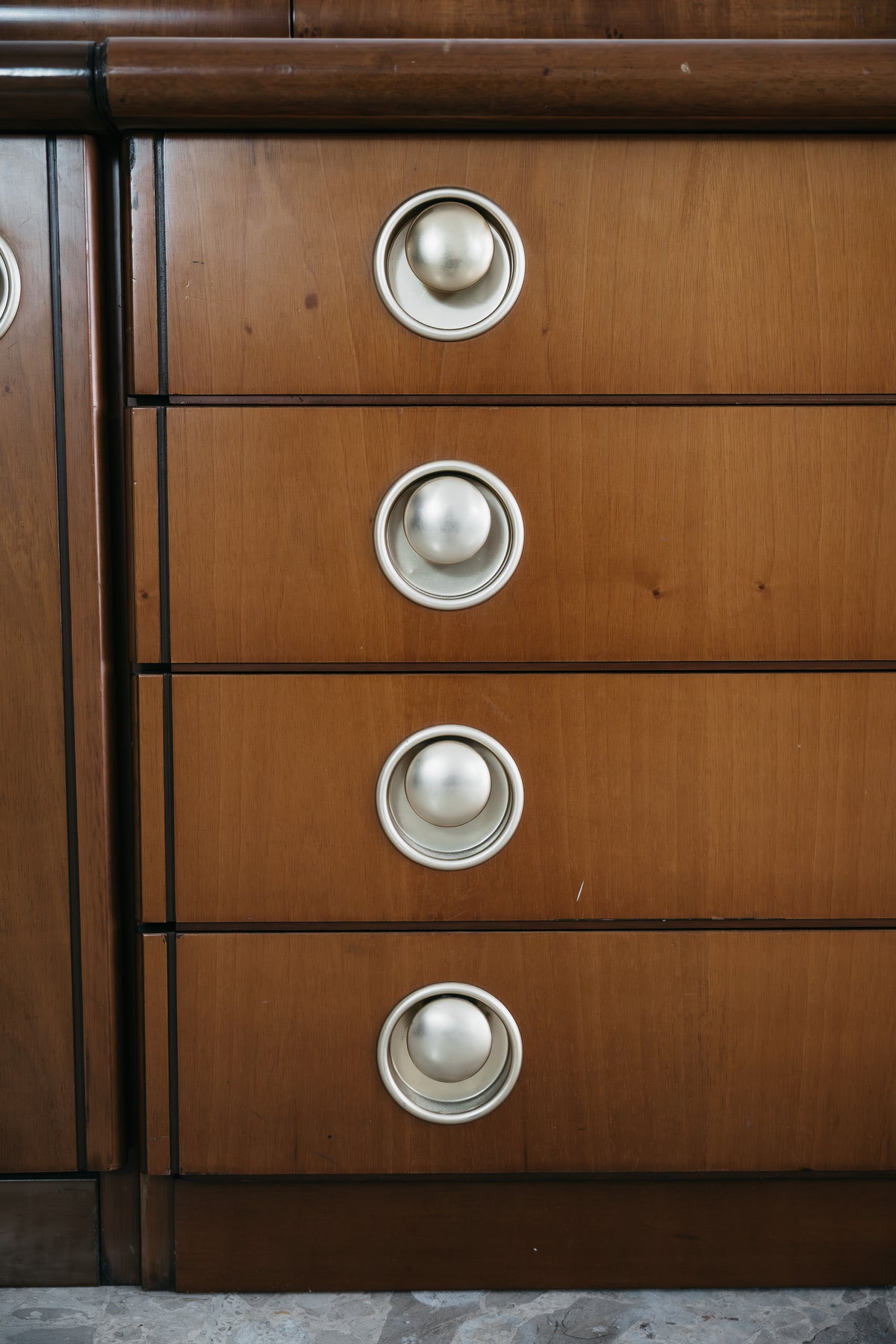 Credenza Bassa Vintage Asimmetrica dal Design Modernista (Anni '50/'60)