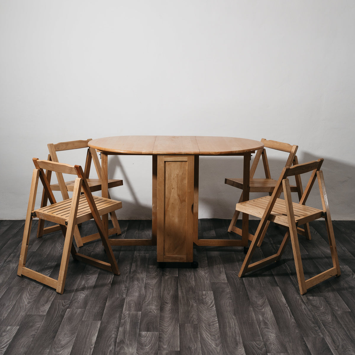 Set Pranzo Salvaspazio Vintage composto da Tavolo Apribile Drop-Leaf e 4 Sedie Pieghevoli (Anni '80)