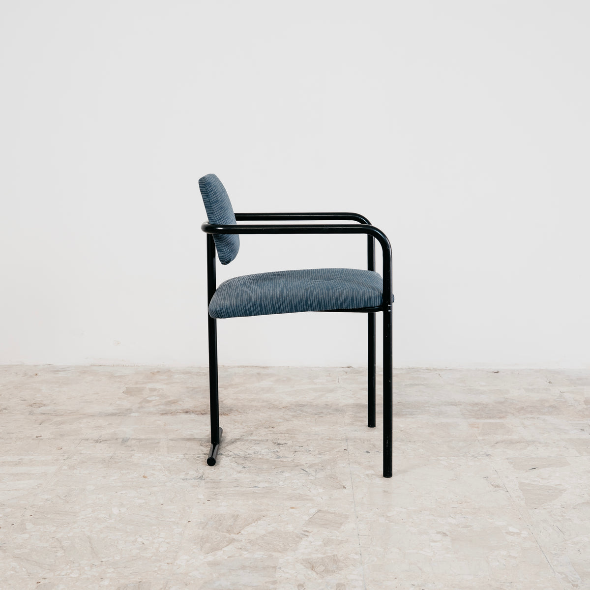 Poltrona Vintage Minimalista dal Design Postmoderno in Metallo e Tessuto (Anni '80)