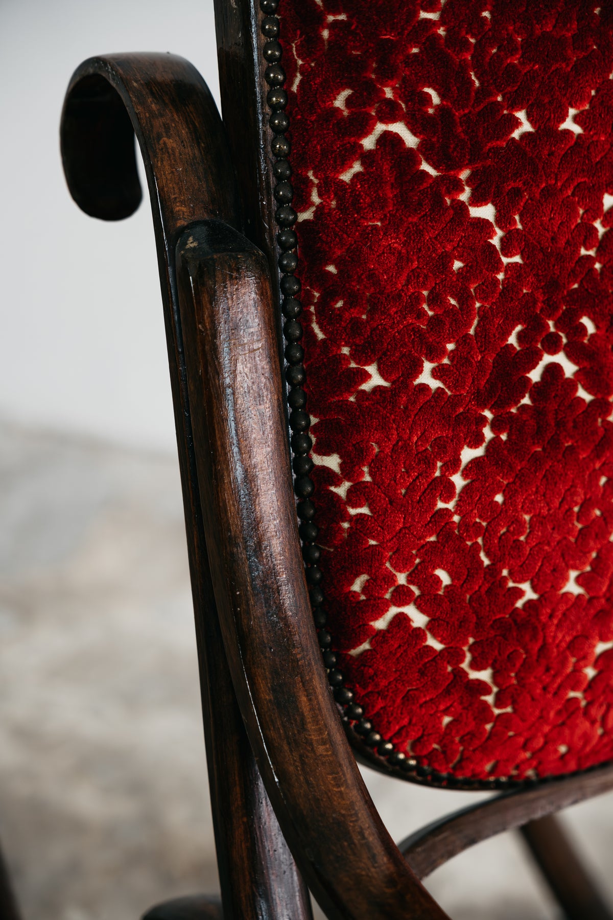 Sedia a Dondolo Vintage in Legno Curvato nello Stile di Thonet e Velluto Rosso (Anni '20/'30)