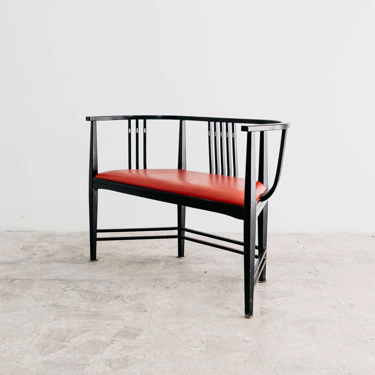 Divanetto Postmoderno Stile Ernest Archibald Taylor Anni 80 Legno e Pelle Rossa Modernariato Panchina