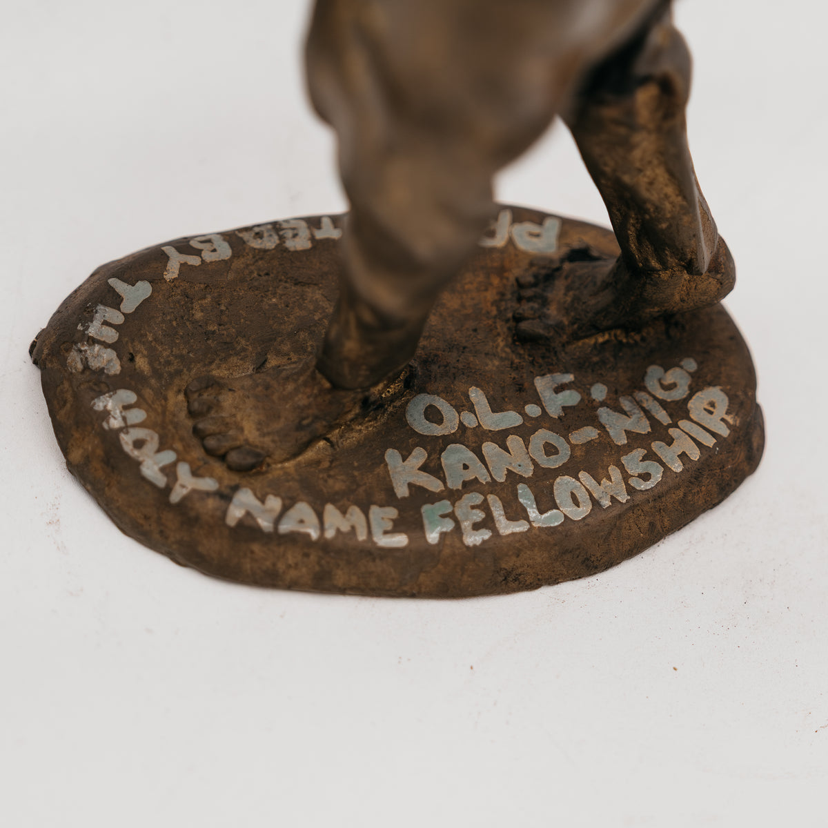 Scultura Vintage in Bronzo / Metallo "Il Portatore" - Presentata da The Holy Name Fellowship