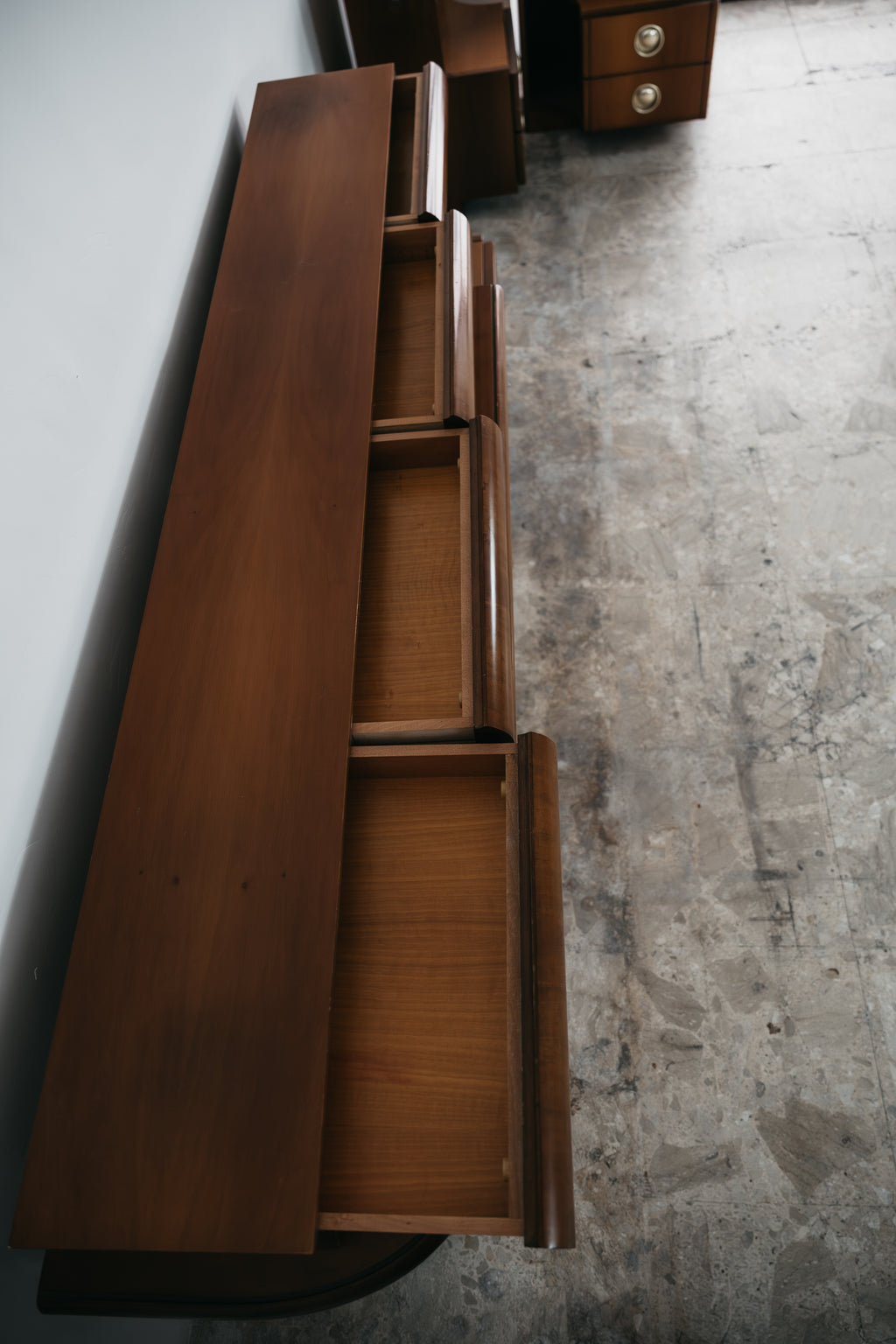 Credenza Bassa Vintage Asimmetrica dal Design Modernista (Anni '50/'60)