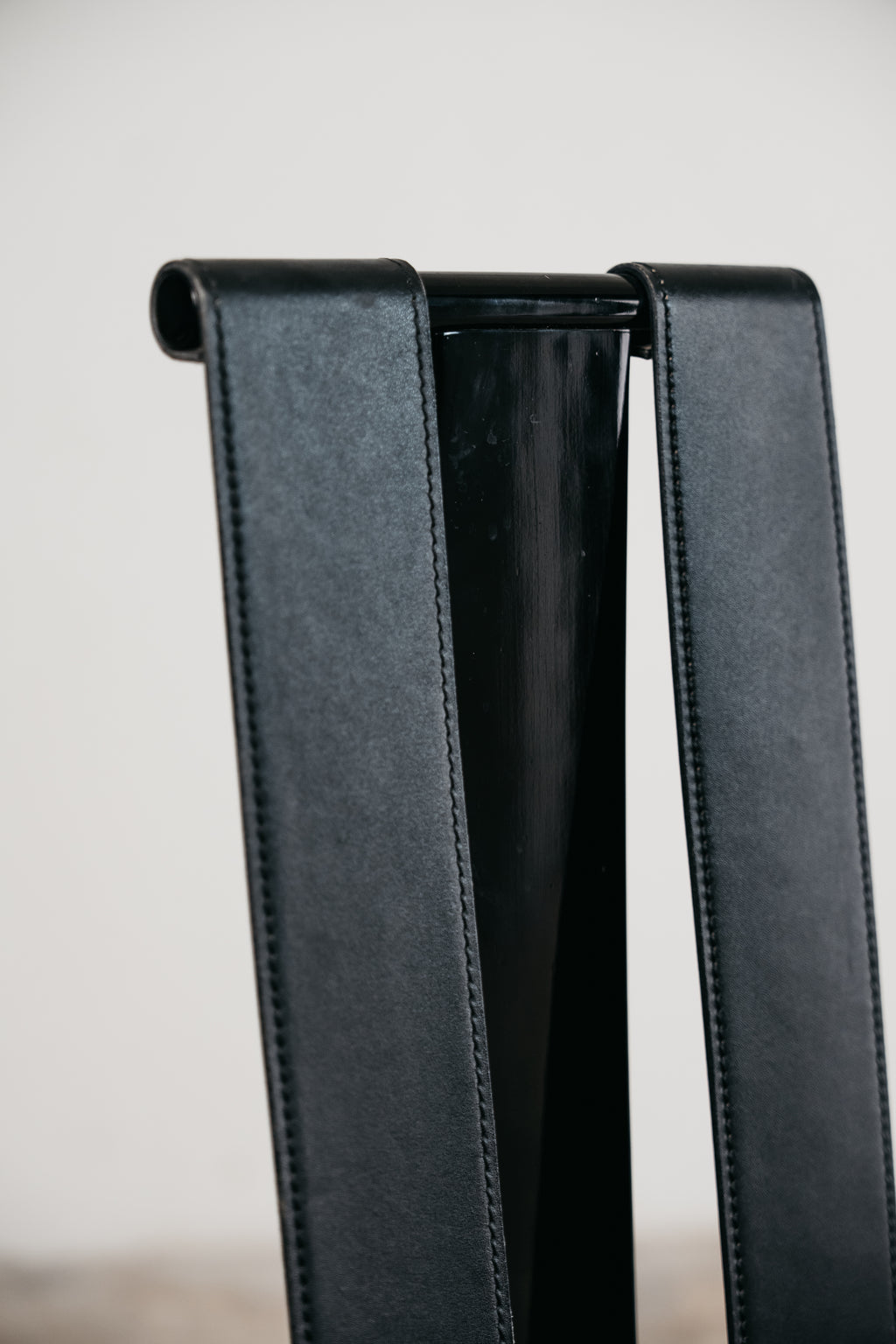 Set di 4 Sedie da Pranzo Postmoderne in Legno Laccato e Similpelle Nera (Anni '80)