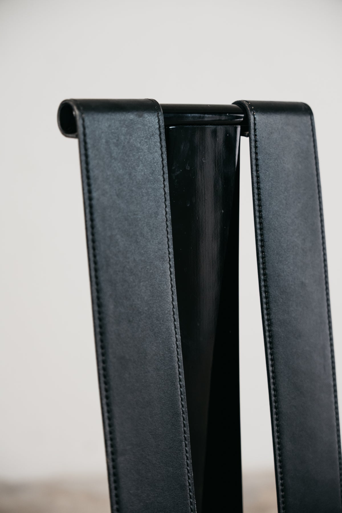 Set di 4 Sedie da Pranzo Postmoderne in Legno Laccato e Similpelle Nera (Anni '80)