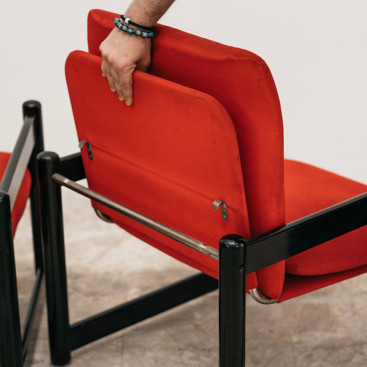 Coppia di Poltrone Vintage Schirolli Modello Pierrot in Legno Laccato e Panno Rosso (Anni '80)