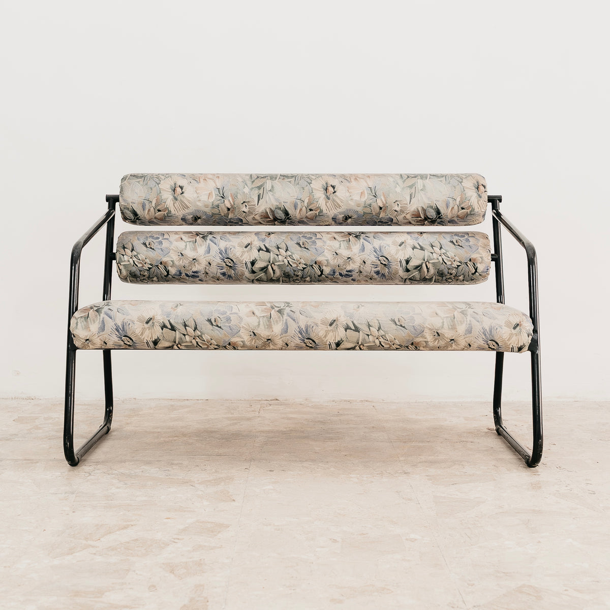 Divanetto Postmoderno Stile Memphis Anni 80 Metallo Nero Tessuto Floreale Rulli Modernariato