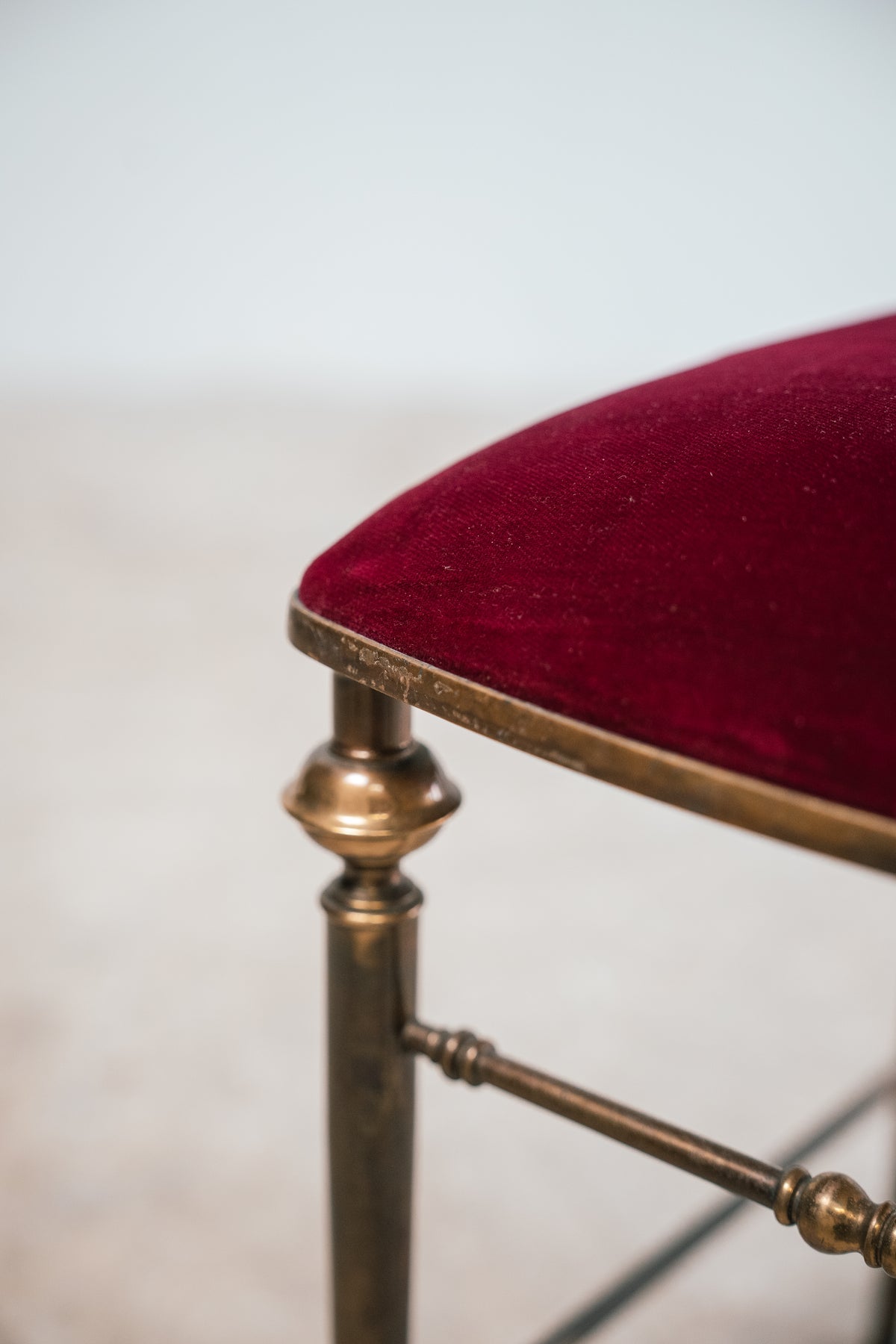 Coppia di Sedie Antiche Chiavarine in Ottone e Velluto Rosso (Anni ‘50/60)