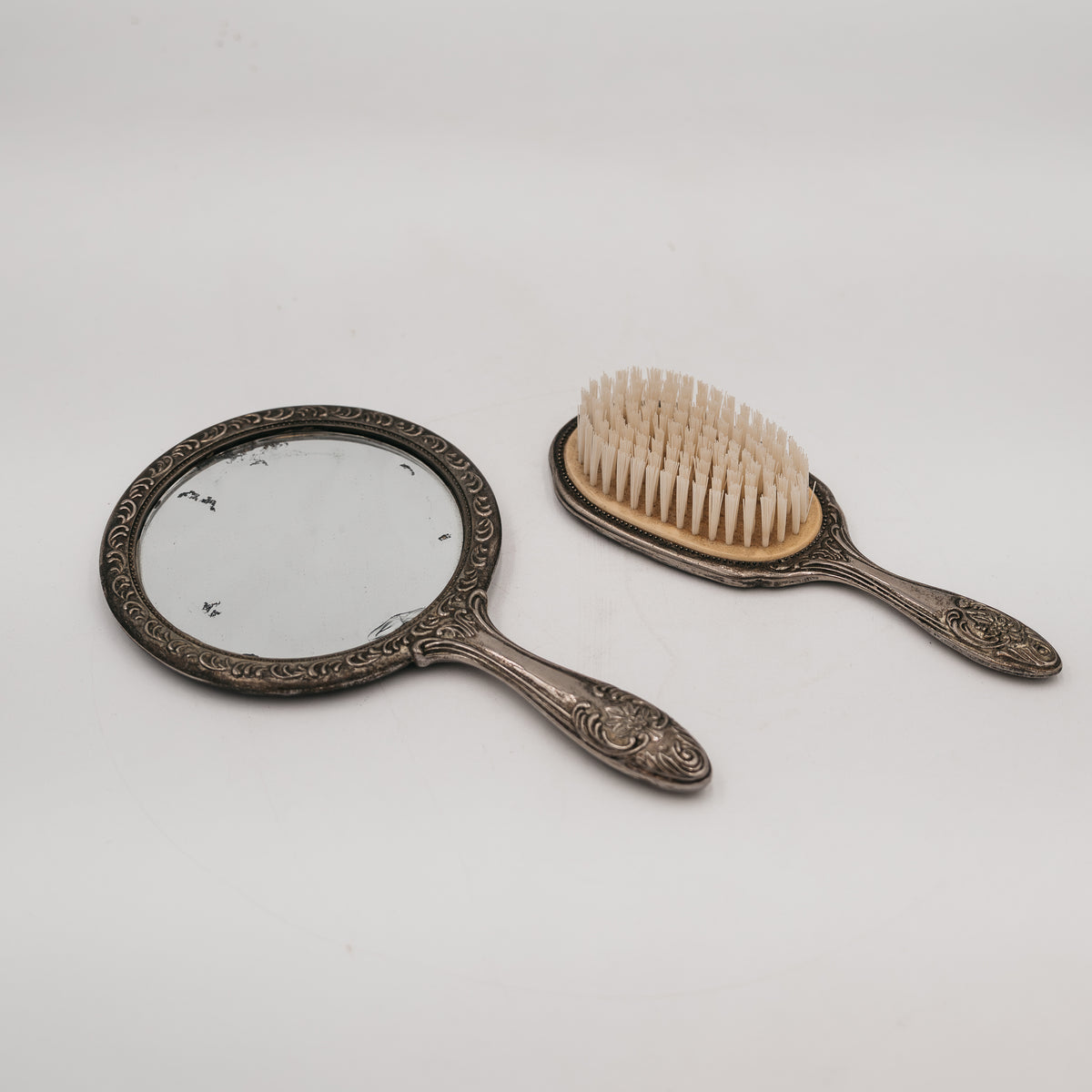 Set da Toletta Vintage Specchio a Mano e Spazzola in Metallo Argentato Lavorato