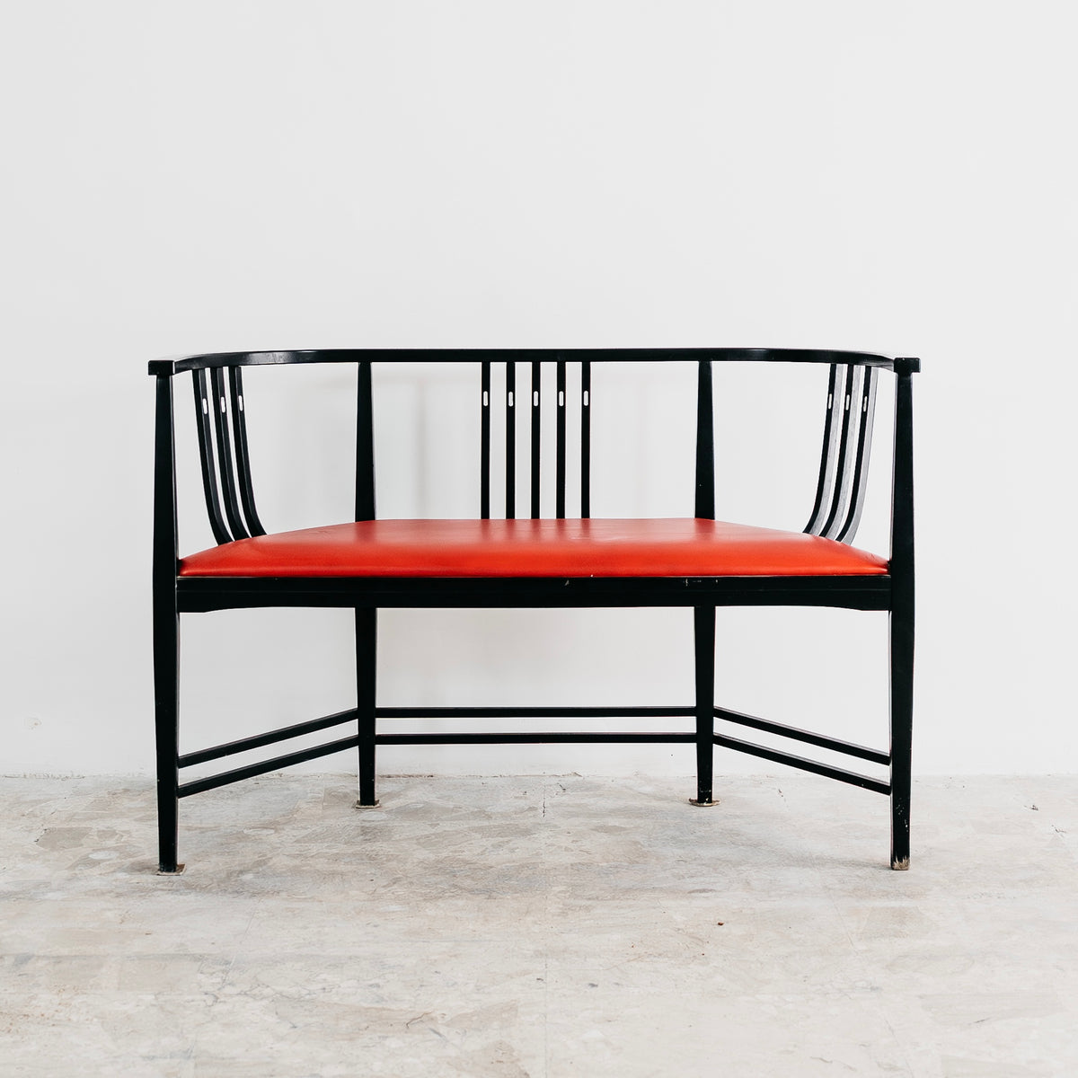 Divanetto Postmoderno Stile Ernest Archibald Taylor Anni 80 Legno e Pelle Rossa Modernariato Panchina