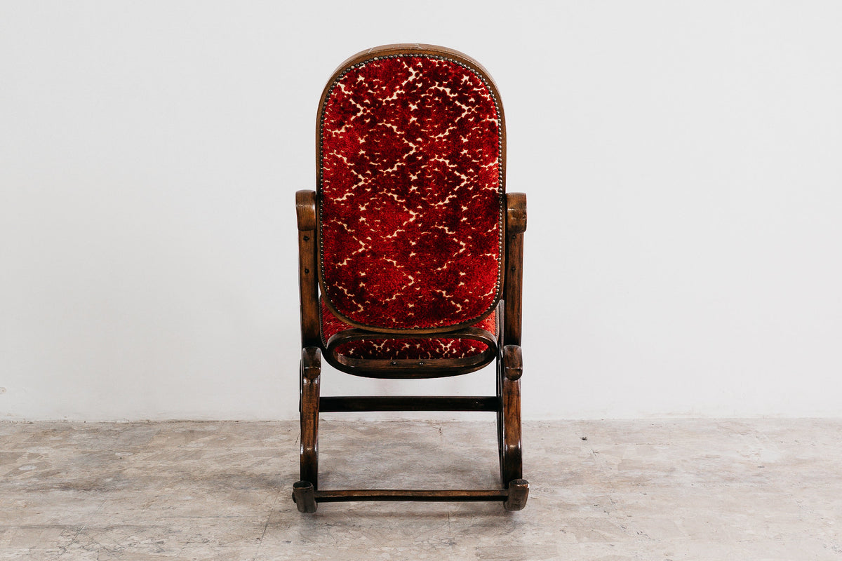 Sedia a Dondolo Vintage in Legno Curvato nello Stile di Thonet e Velluto Rosso (Anni '20/'30)