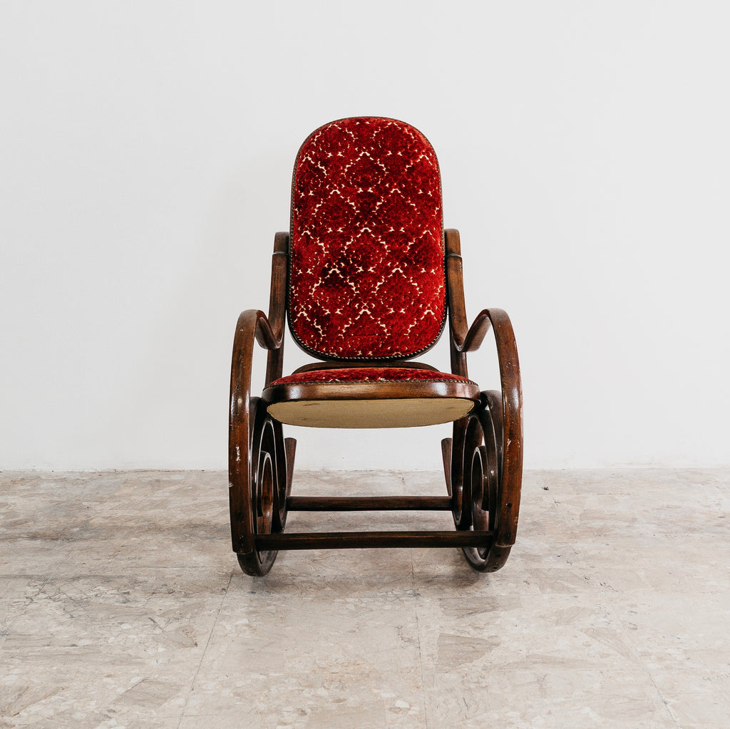 Sedia a Dondolo Vintage in Legno Curvato nello Stile di Thonet e Velluto Rosso (Anni '20/'30)