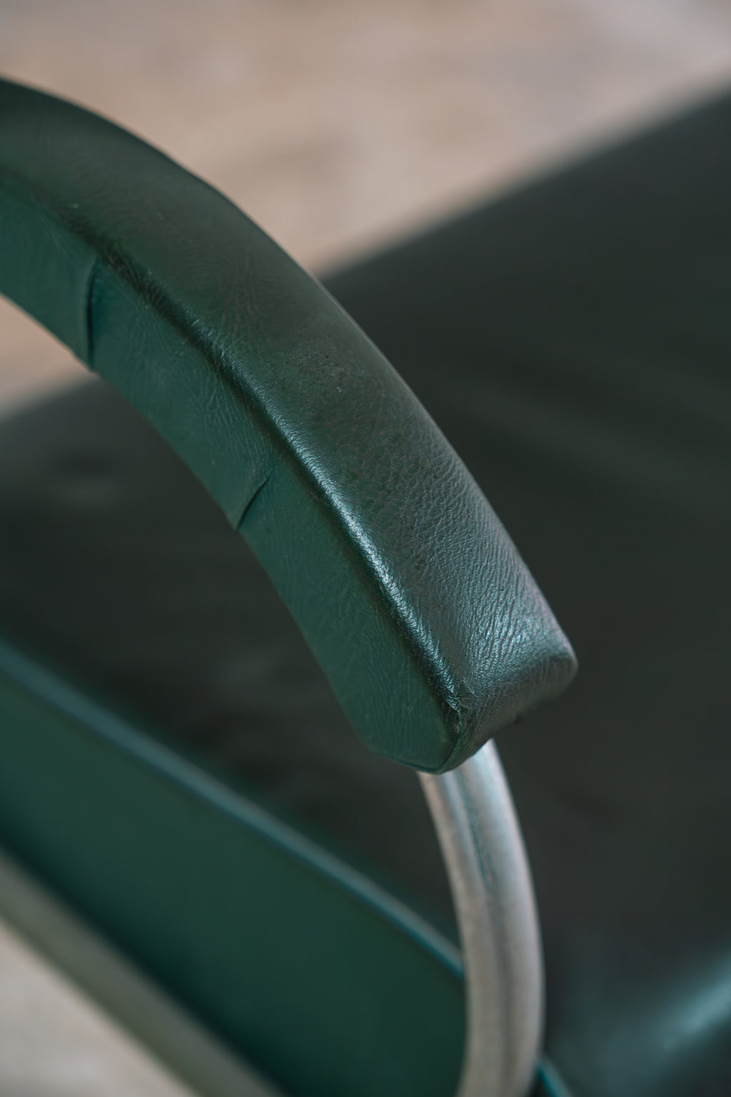 Divanetto Due Posti Vintage Bauhaus in Tubolare d'Acciaio e Skai Verde (Anni '40)