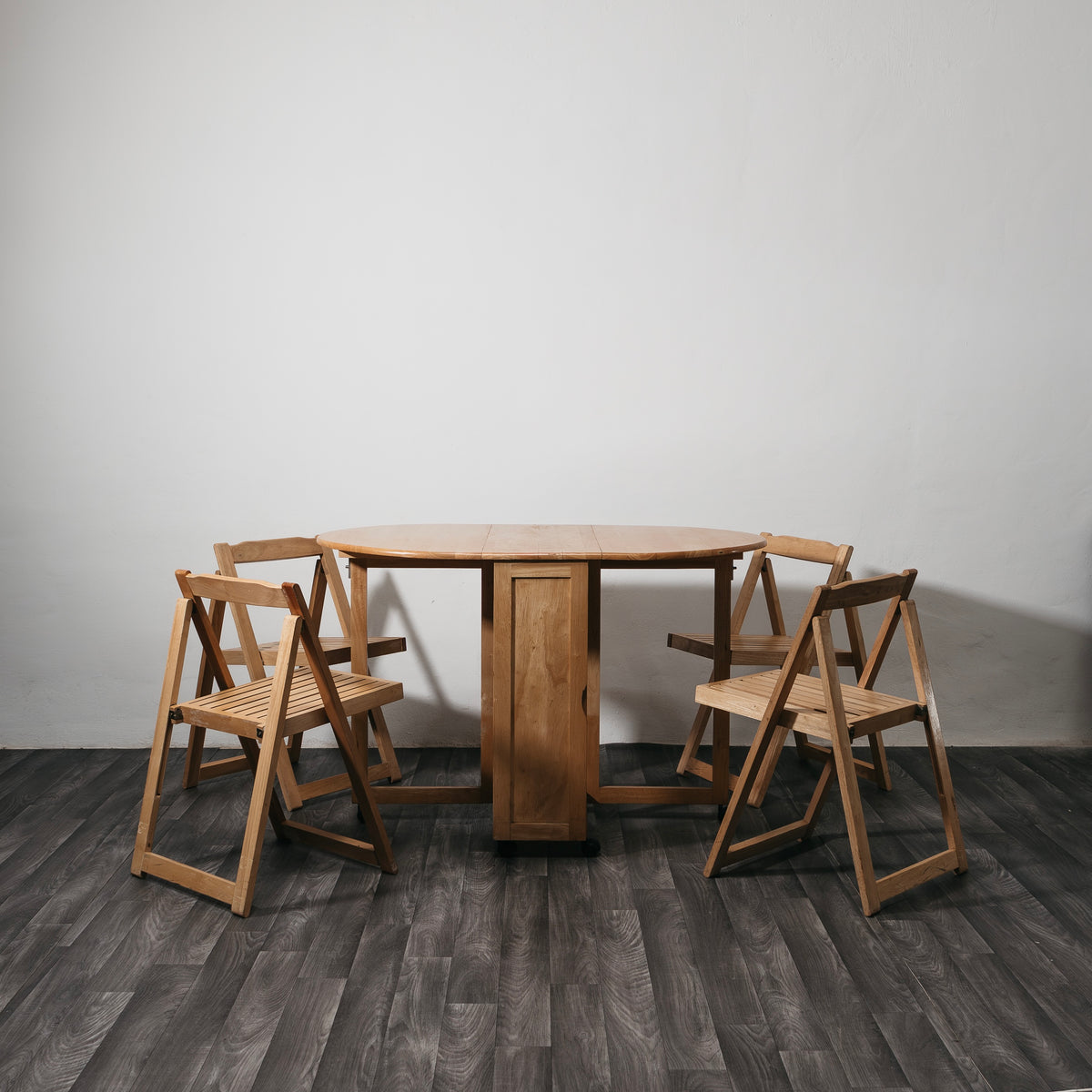 Set Pranzo Salvaspazio Vintage composto da Tavolo Apribile Drop-Leaf e 4 Sedie Pieghevoli (Anni '80)