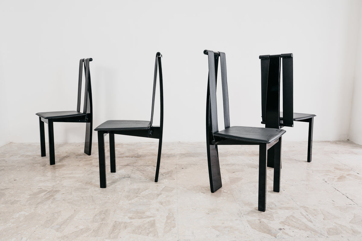 Set di 4 Sedie da Pranzo Postmoderne in Legno Laccato e Similpelle Nera (Anni '80)