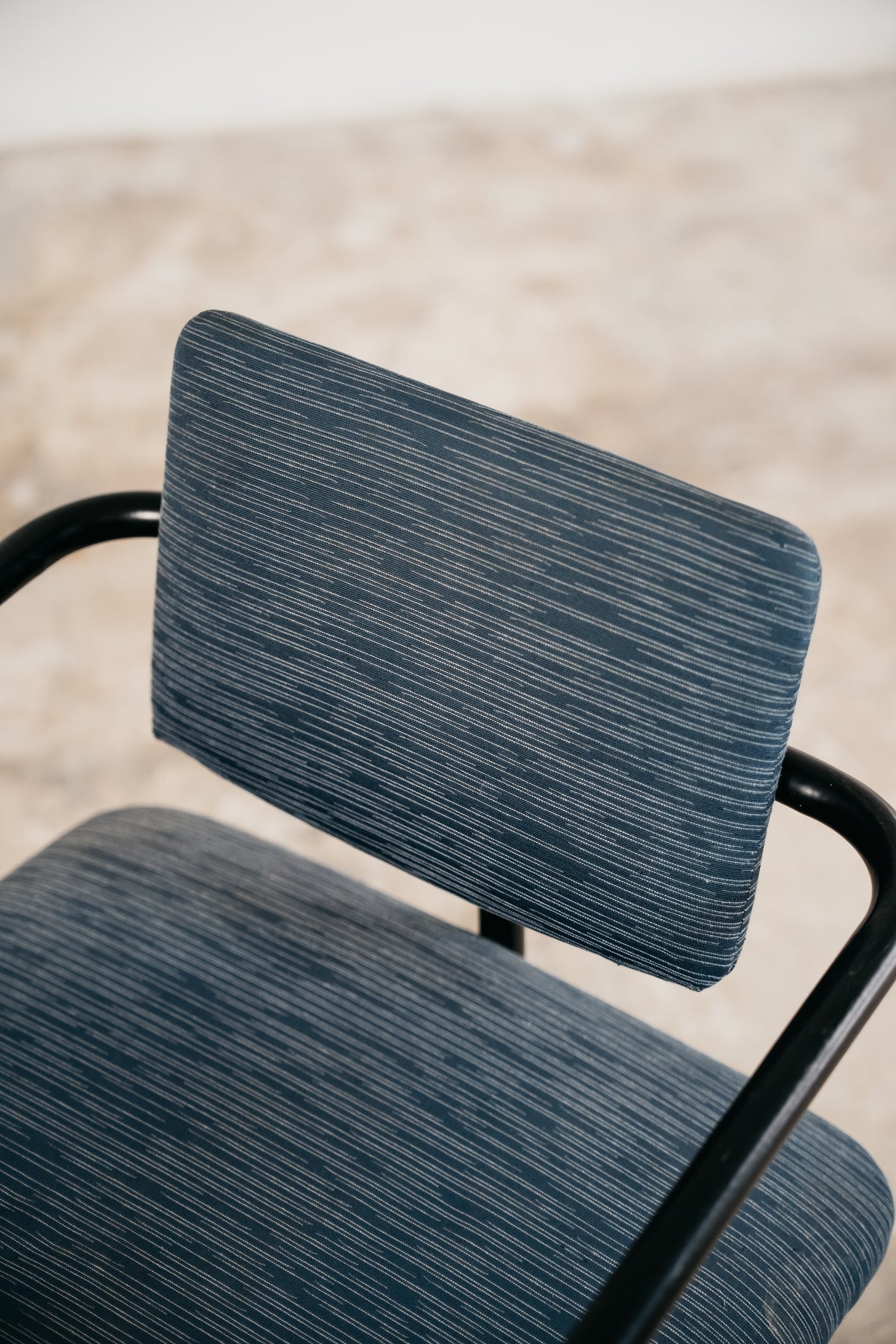Poltrona Vintage Minimalista dal Design Postmoderno in Metallo e Tessuto (Anni '80)
