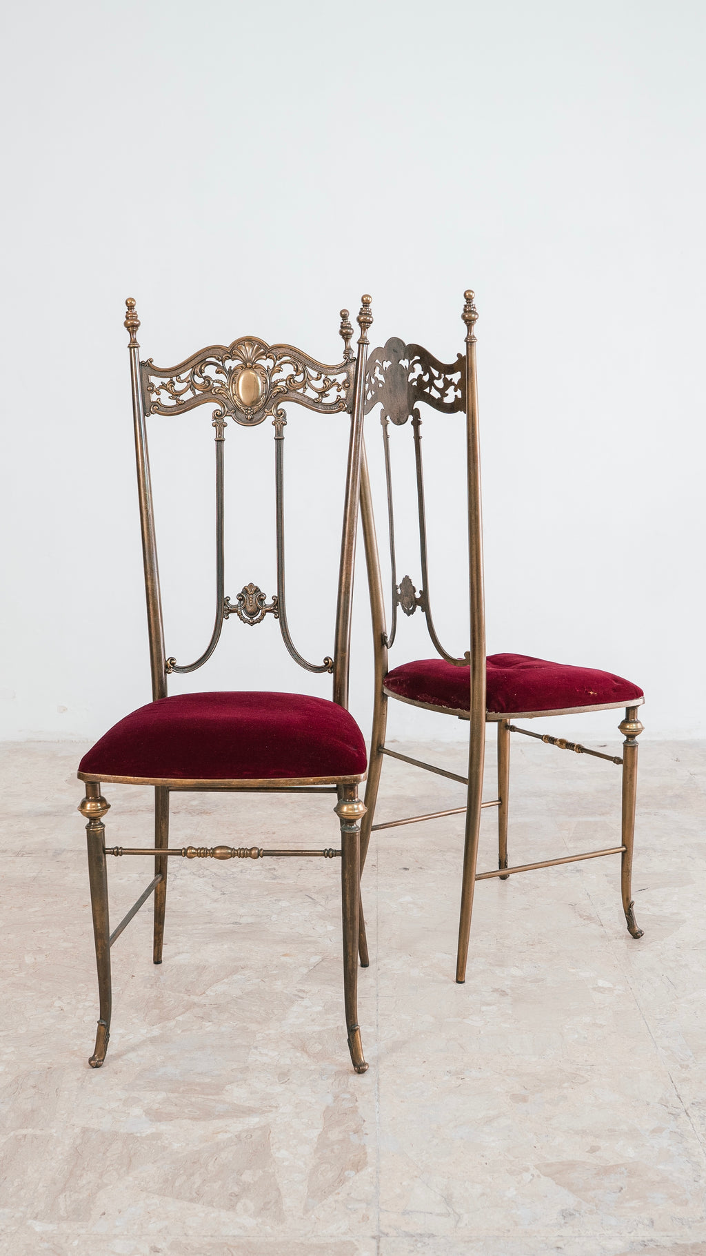 Coppia di Sedie Antiche Chiavarine in Ottone e Velluto Rosso (Anni ‘50/60)