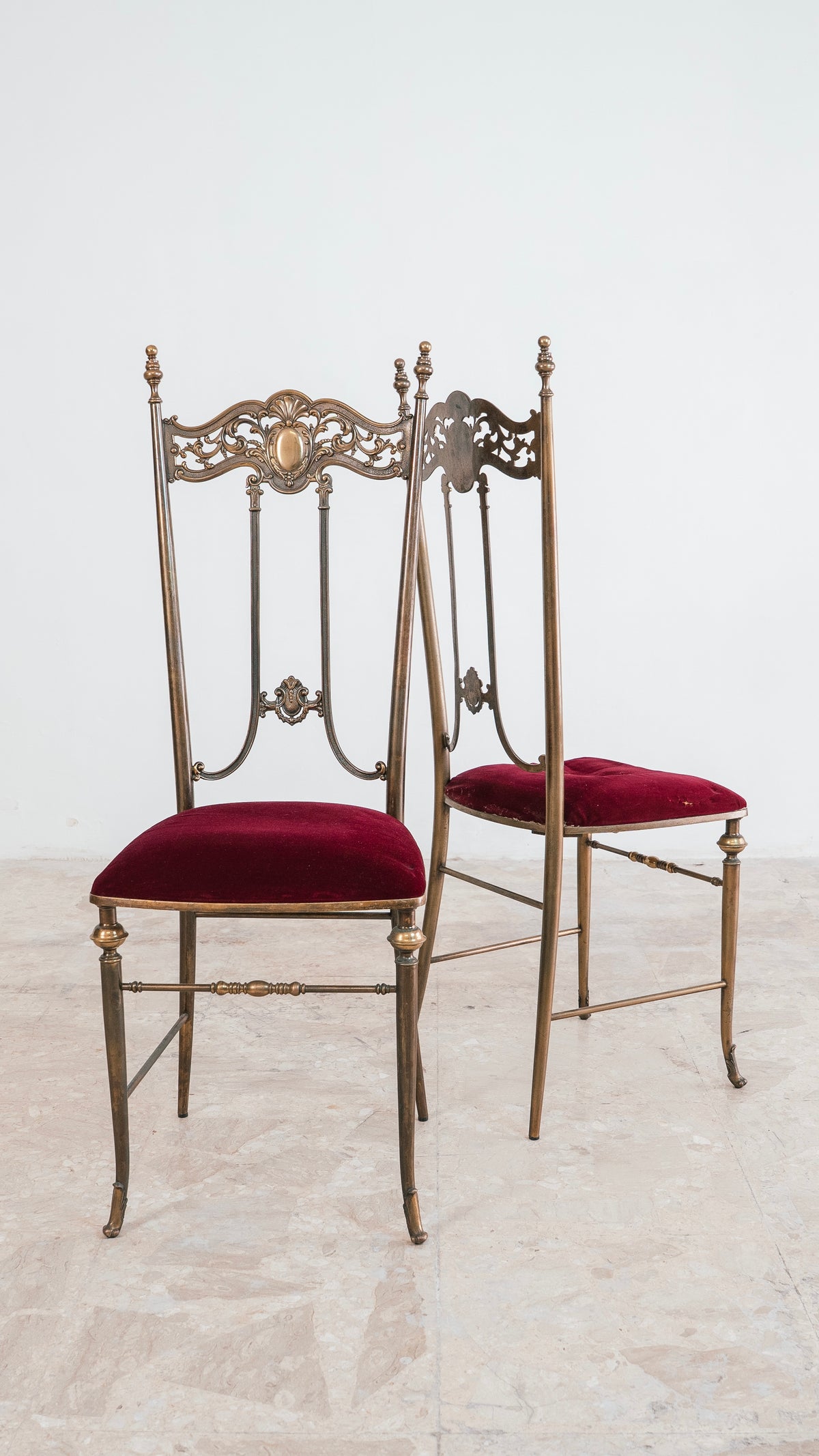 Coppia di Sedie Antiche Chiavarine in Ottone e Velluto Rosso (Anni ‘50/60)