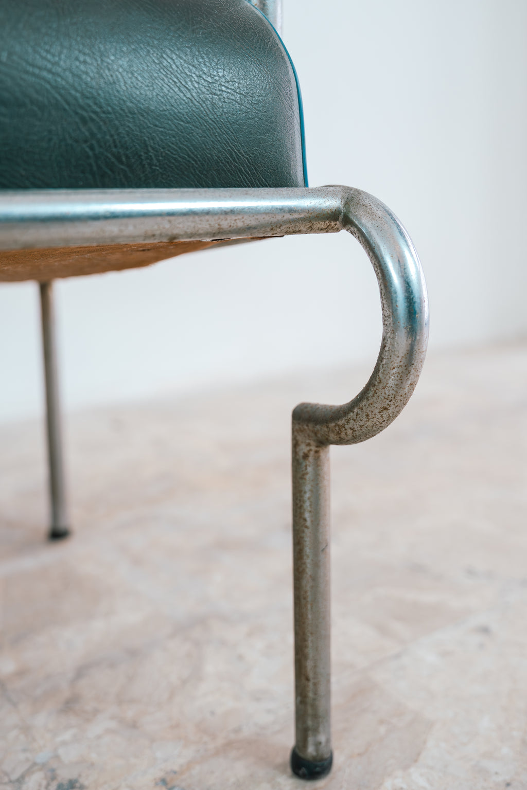 Divanetto Due Posti Vintage Bauhaus in Tubolare d'Acciaio e Skai Verde (Anni '40)