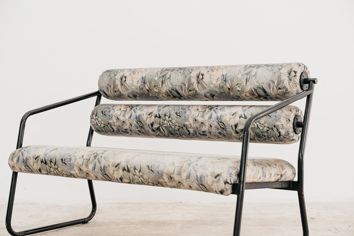 Divanetto Postmoderno Stile Memphis Anni 80 Metallo Nero Tessuto Floreale Rulli Modernariato
