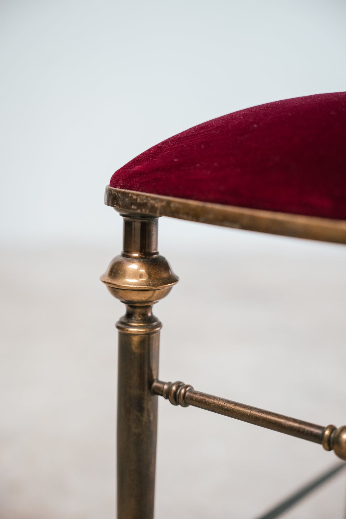 Coppia di Sedie Antiche Chiavarine in Ottone e Velluto Rosso (Anni ‘50/60)
