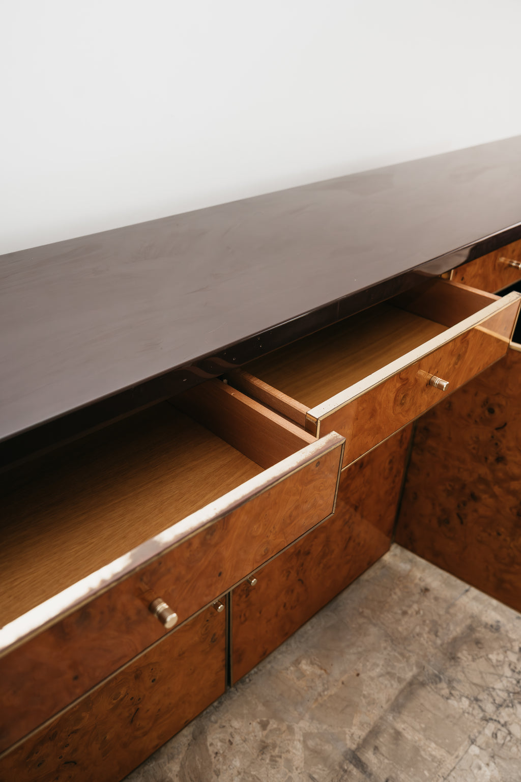 Credenza Sideboard Vintage Modernista in Pregiata Radica e Dettagli in Ottone (Anni '70)