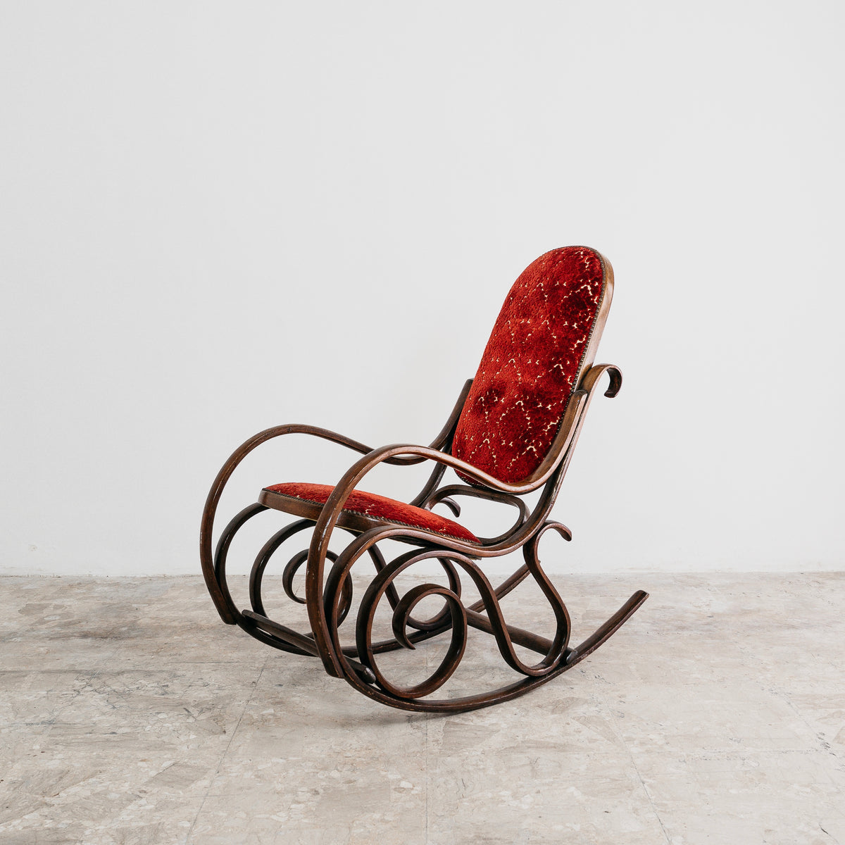 Sedia a Dondolo Vintage in Legno Curvato nello Stile di Thonet e Velluto Rosso (Anni '20/'30)