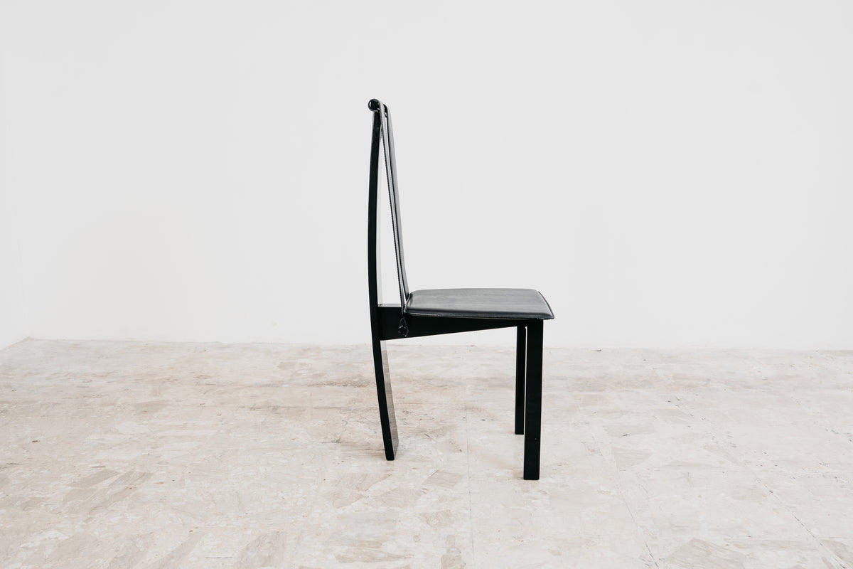 Set di 4 Sedie da Pranzo Postmoderne in Legno Laccato e Similpelle Nera (Anni '80)