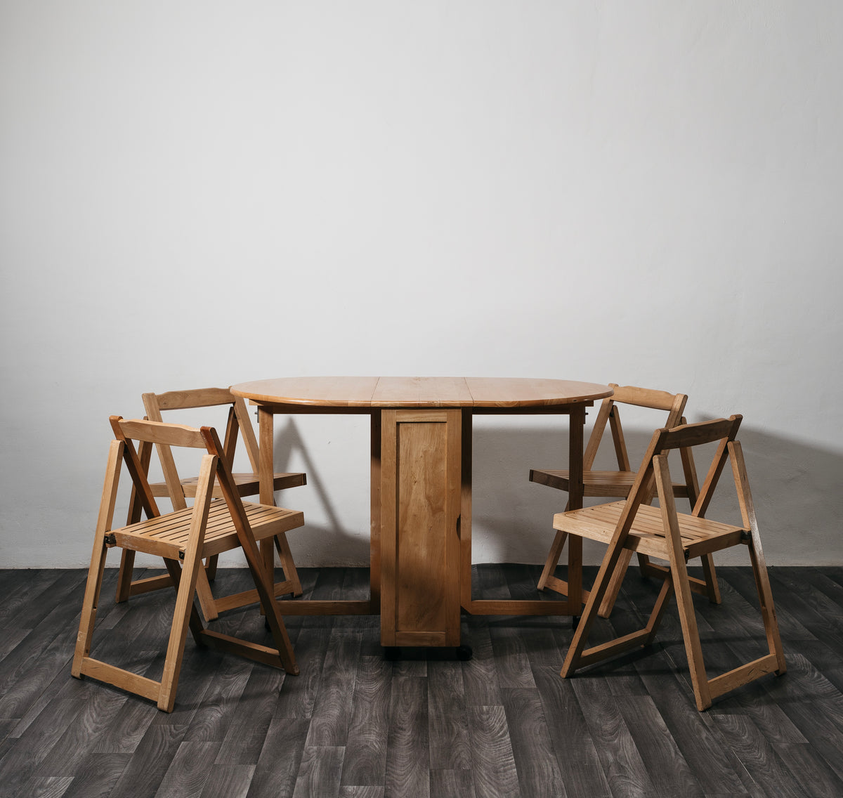 Set Pranzo Salvaspazio Vintage composto da Tavolo Apribile Drop-Leaf e 4 Sedie Pieghevoli (Anni '80)