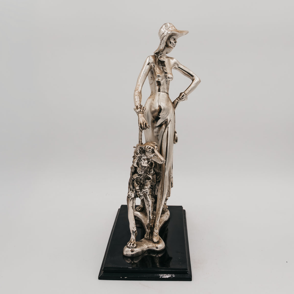 Scultura Amilcare Santini Vintage Dama con Levriero Resina Argentata Art Déco