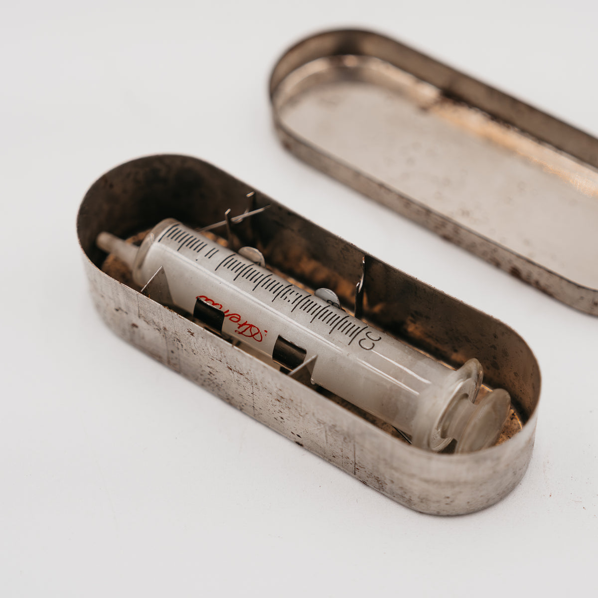 Antica Siringa Medica in Vetro Graduato con Scatola in Metallo - Cimelio Medico Vintage Metà '900