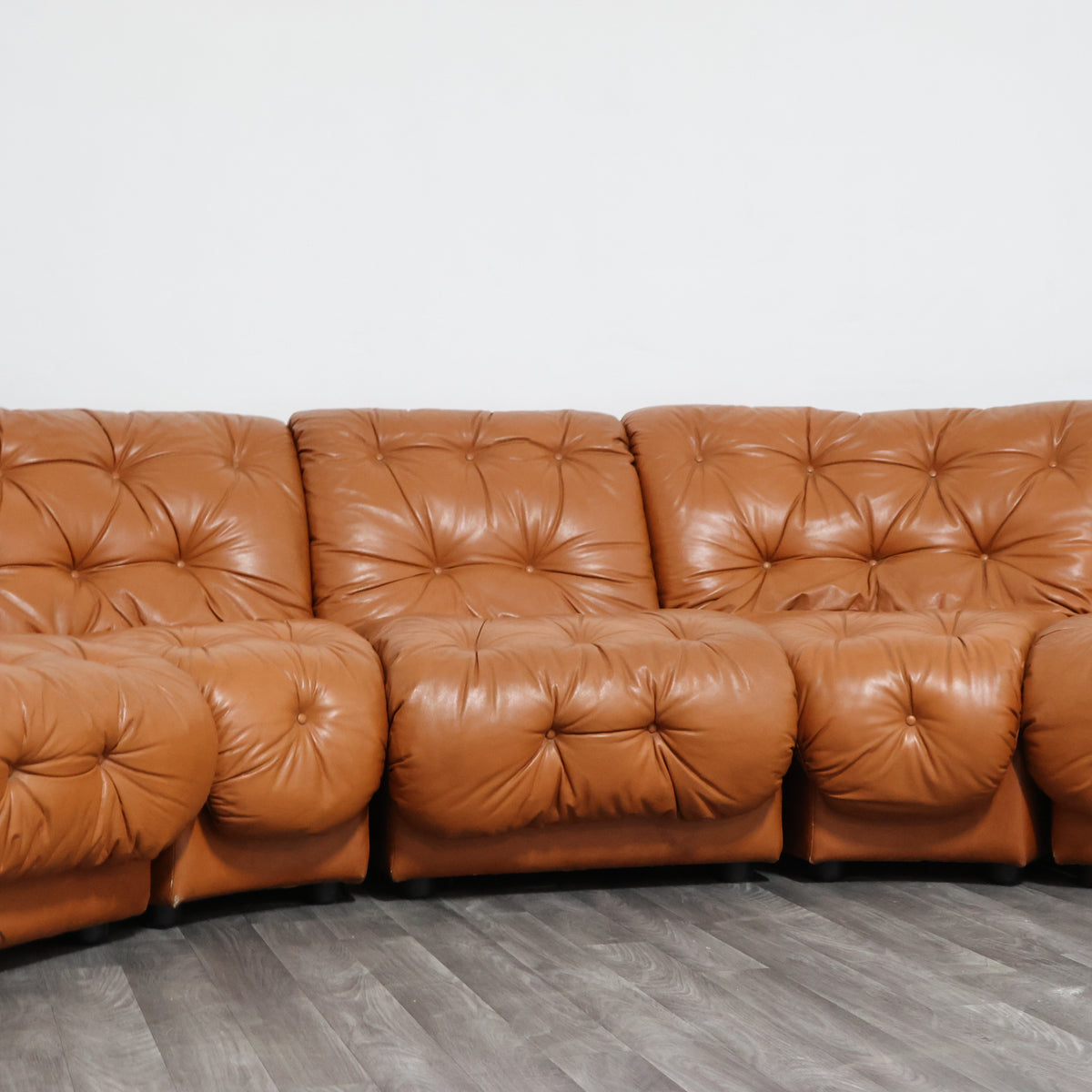 Divano Modulare Angolare Vintage Stile Afra & Tobia Scarpa - Coronado Style in Pelle Cognac (Anni '70)
