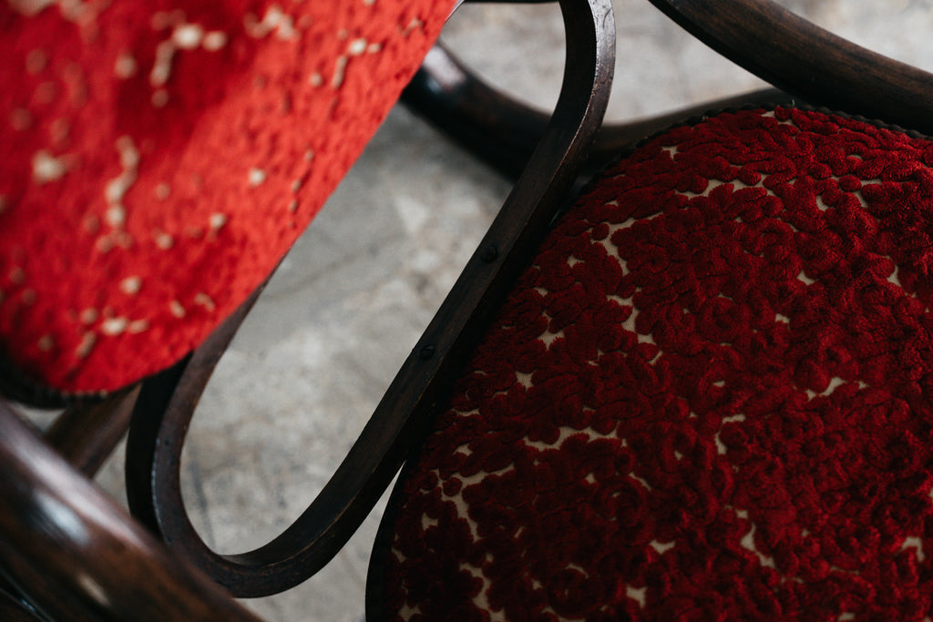 Sedia a Dondolo Vintage in Legno Curvato nello Stile di Thonet e Velluto Rosso (Anni '20/'30)
