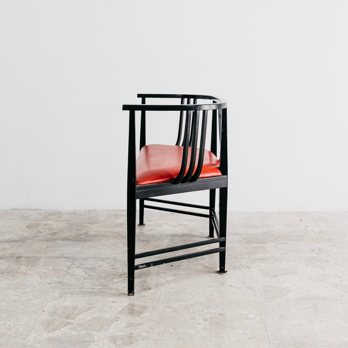 Divanetto Postmoderno Stile Ernest Archibald Taylor Anni 80 Legno e Pelle Rossa Modernariato Panchina