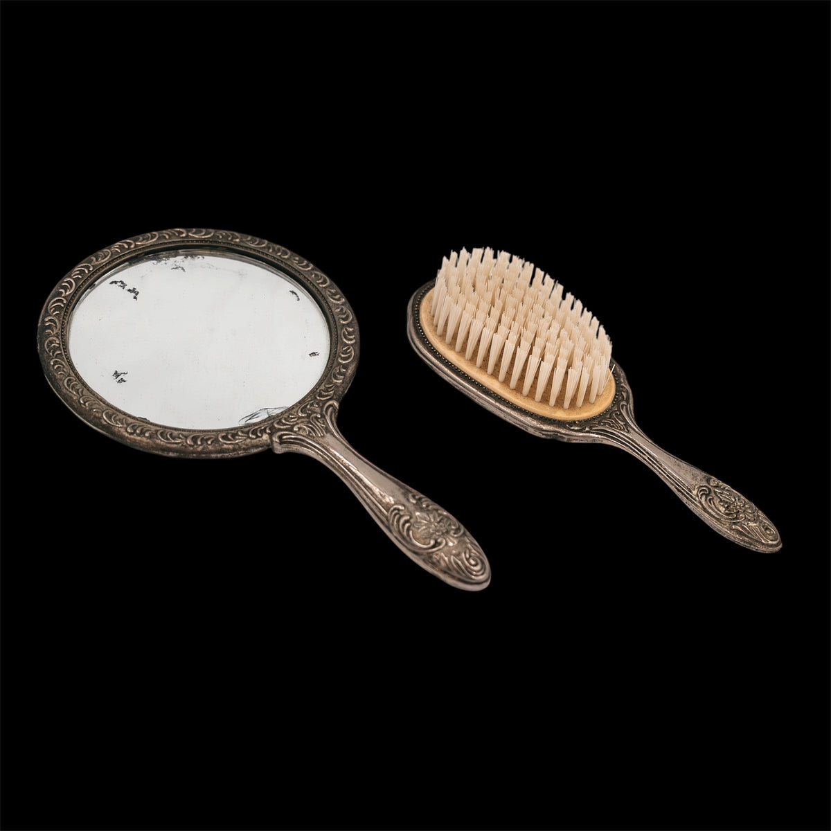 Set da Toletta Vintage Specchio a Mano e Spazzola in Metallo Argentato Lavorato