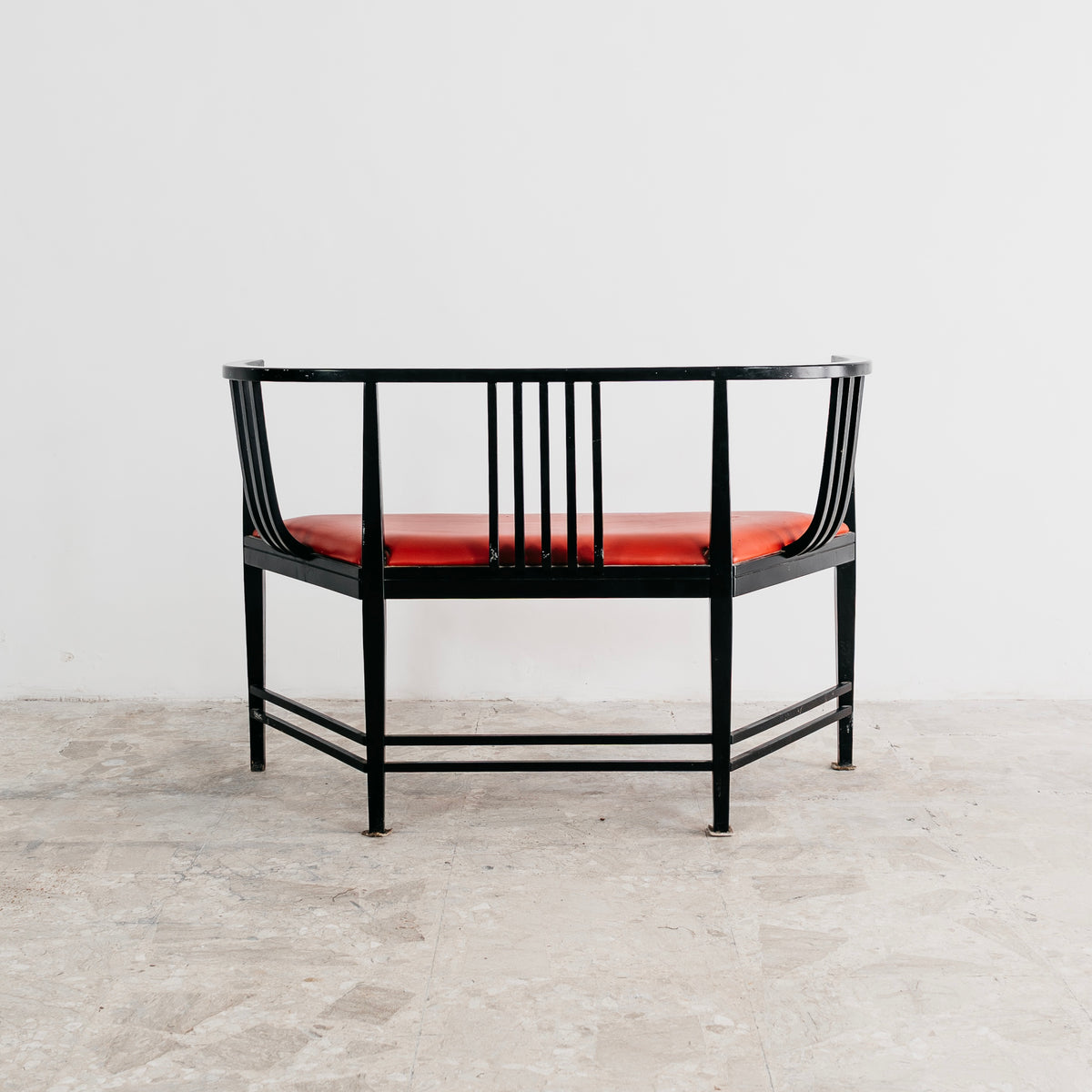 Divanetto Postmoderno Stile Ernest Archibald Taylor Anni 80 Legno e Pelle Rossa Modernariato Panchina