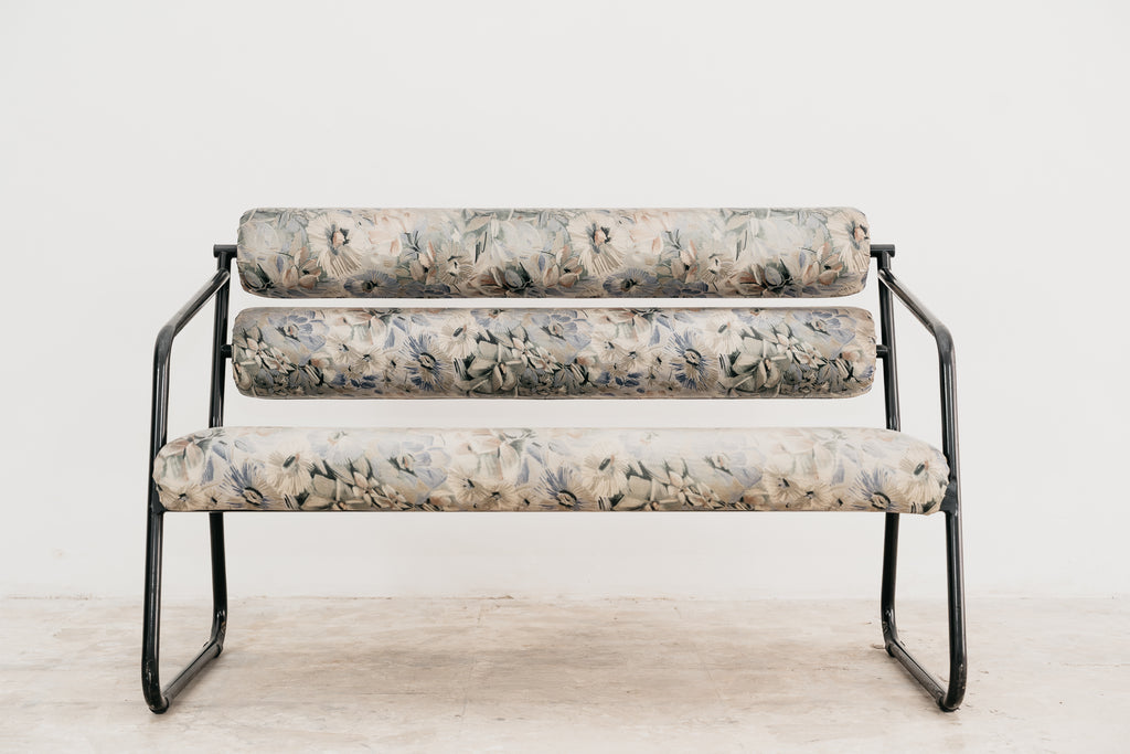 Divanetto Postmoderno Stile Memphis Anni 80 Metallo Nero Tessuto Floreale Rulli Modernariato