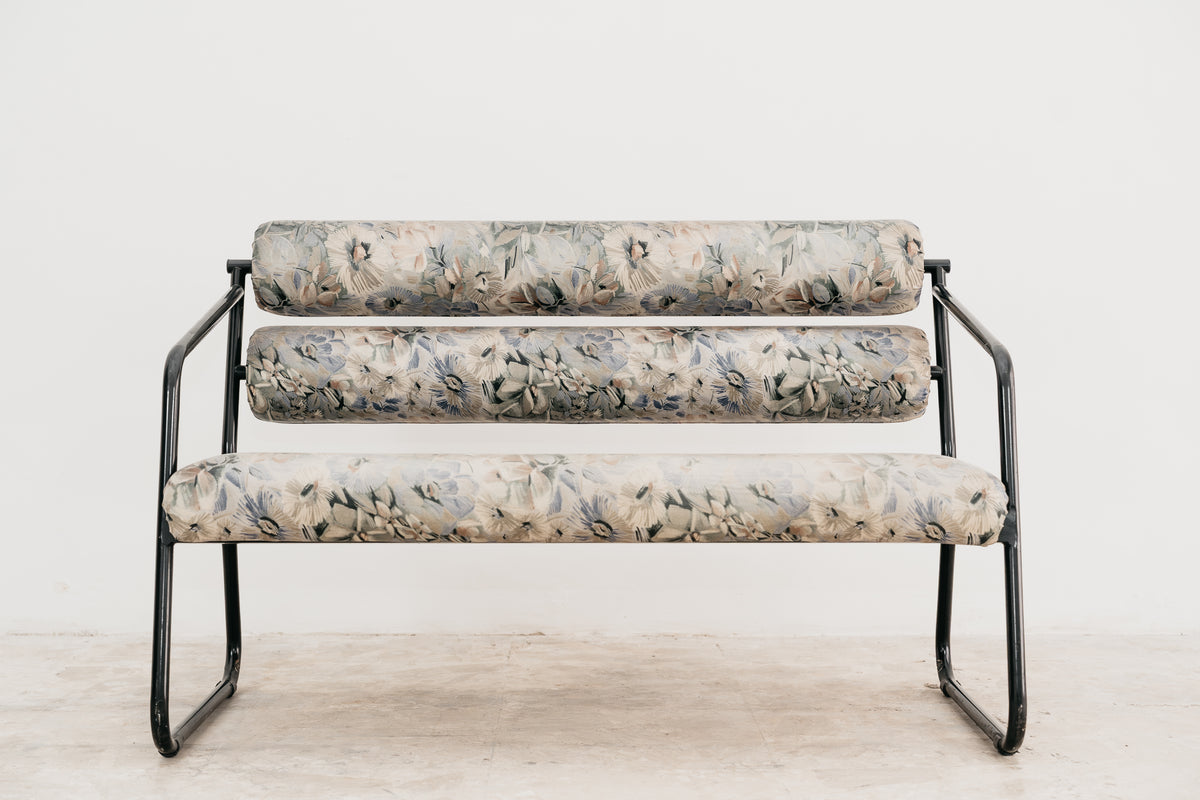 Divanetto Postmoderno Stile Memphis Anni 80 Metallo Nero Tessuto Floreale Rulli Modernariato