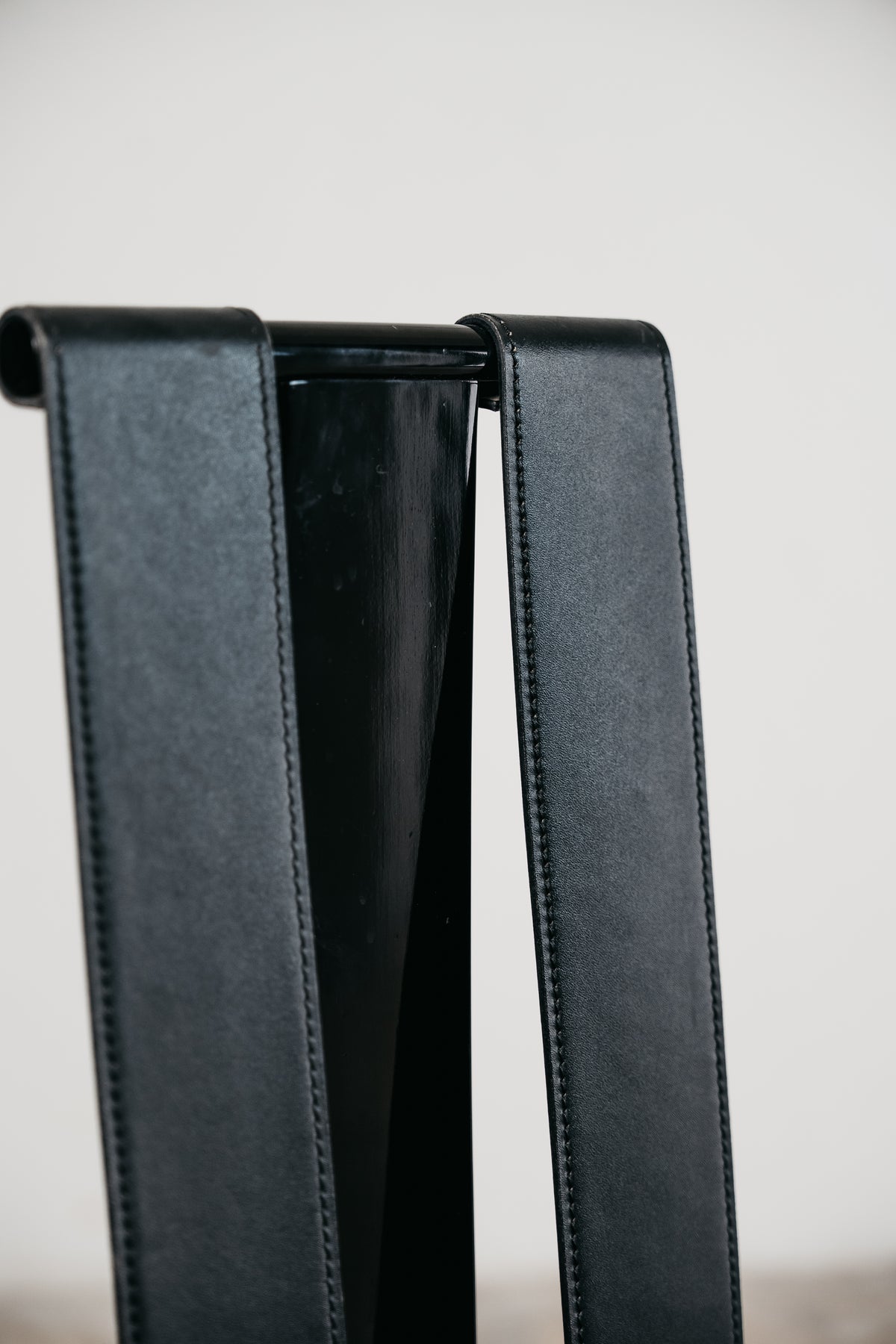 Set di 4 Sedie da Pranzo Postmoderne in Legno Laccato e Similpelle Nera (Anni '80)
