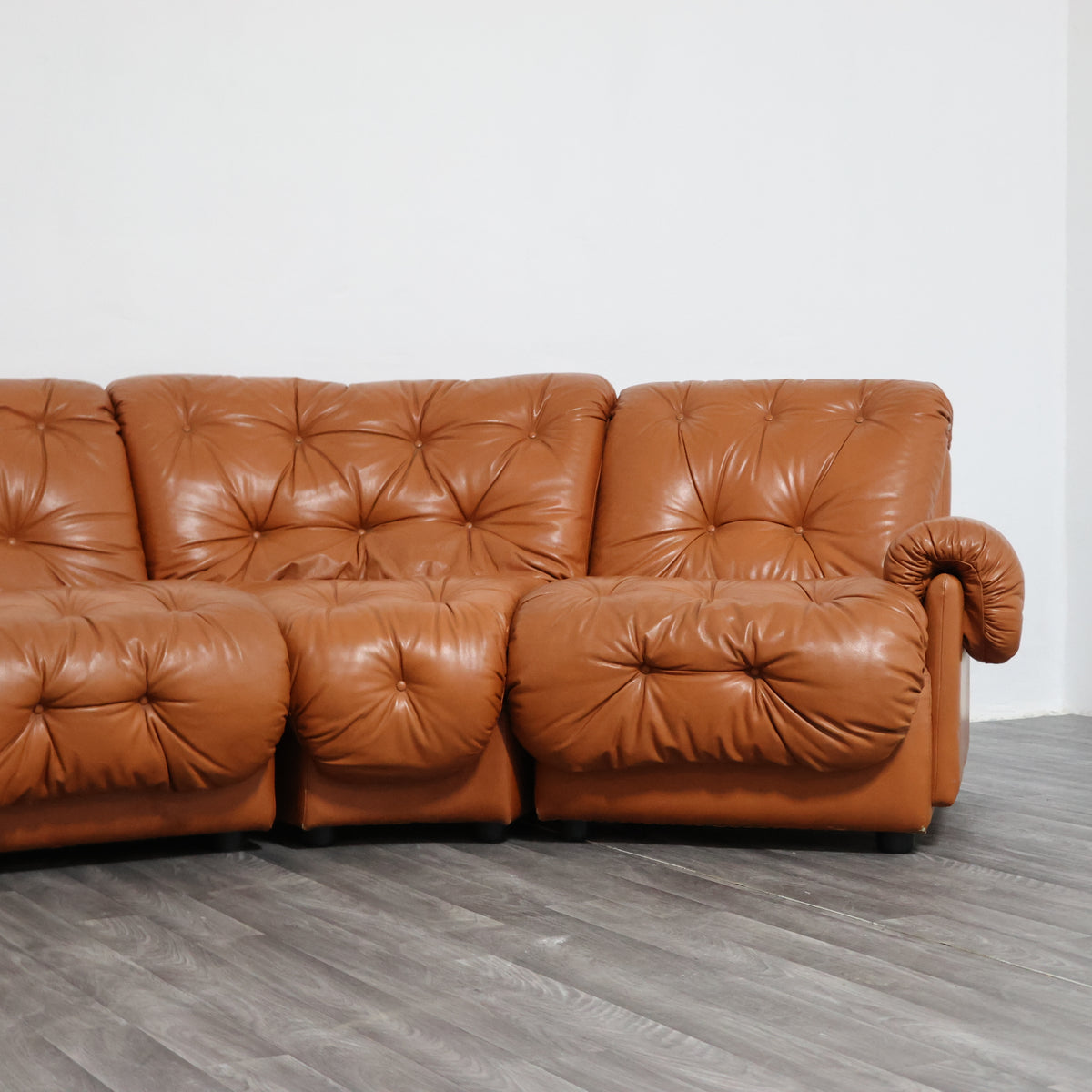 Divano Modulare Angolare Vintage Stile Afra & Tobia Scarpa - Coronado Style in Pelle Cognac (Anni '70)