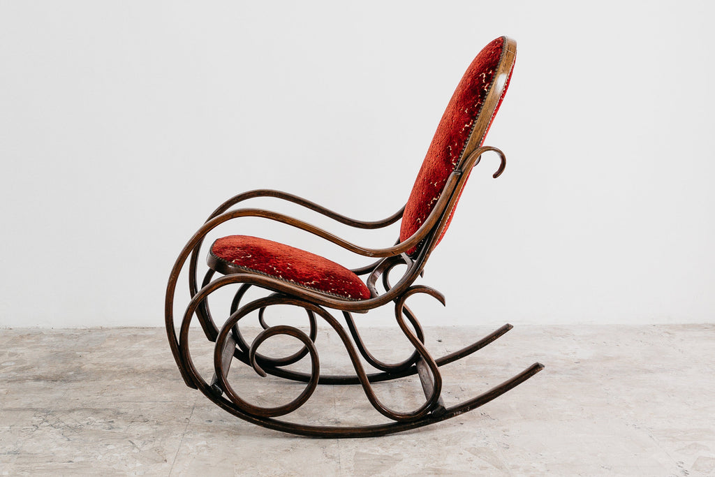 Sedia a Dondolo Vintage in Legno Curvato nello Stile di Thonet e Velluto Rosso (Anni '20/'30)