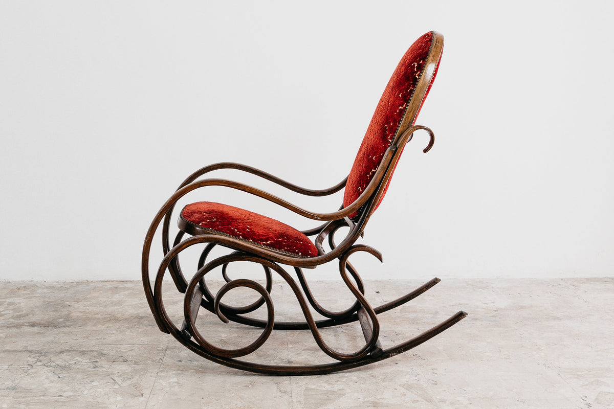 Sedia a Dondolo Vintage in Legno Curvato nello Stile di Thonet e Velluto Rosso (Anni '20/'30)