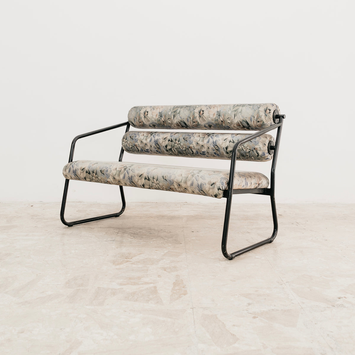 Divanetto Postmoderno Stile Memphis Anni 80 Metallo Nero Tessuto Floreale Rulli Modernariato