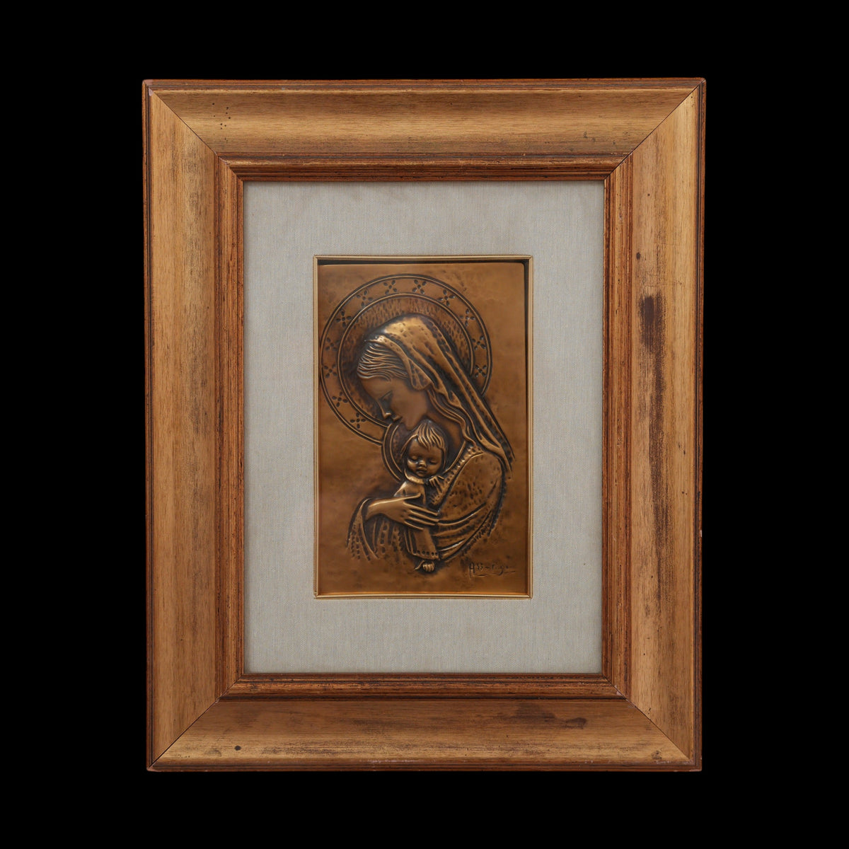 Aldo Bertagna – "Maternità", Madonna con Bambino Addormentato – Bassorilievo in Rame Sbalzato Firmato, Cornice in Legno, 49 x 40 cm