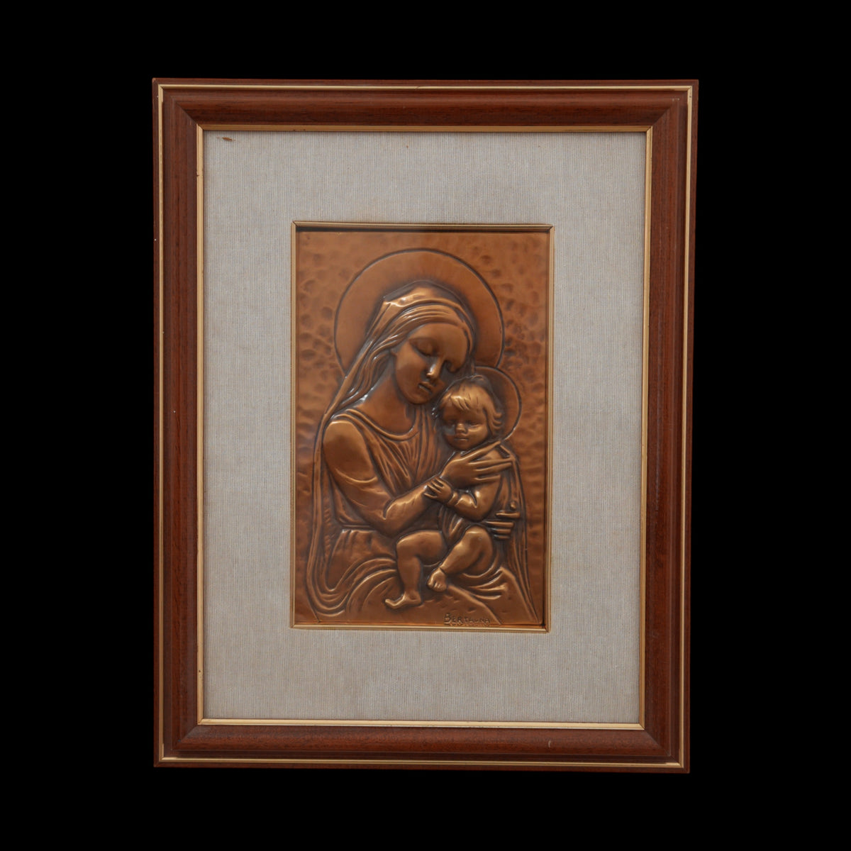 Aldo Bertagna – Madonna con Bambino in braccio – Bassorilievo in Rame Sbalzato Firmato, Cornice in Legno Scuro con Filetti Dorati, 40 x 32 cm