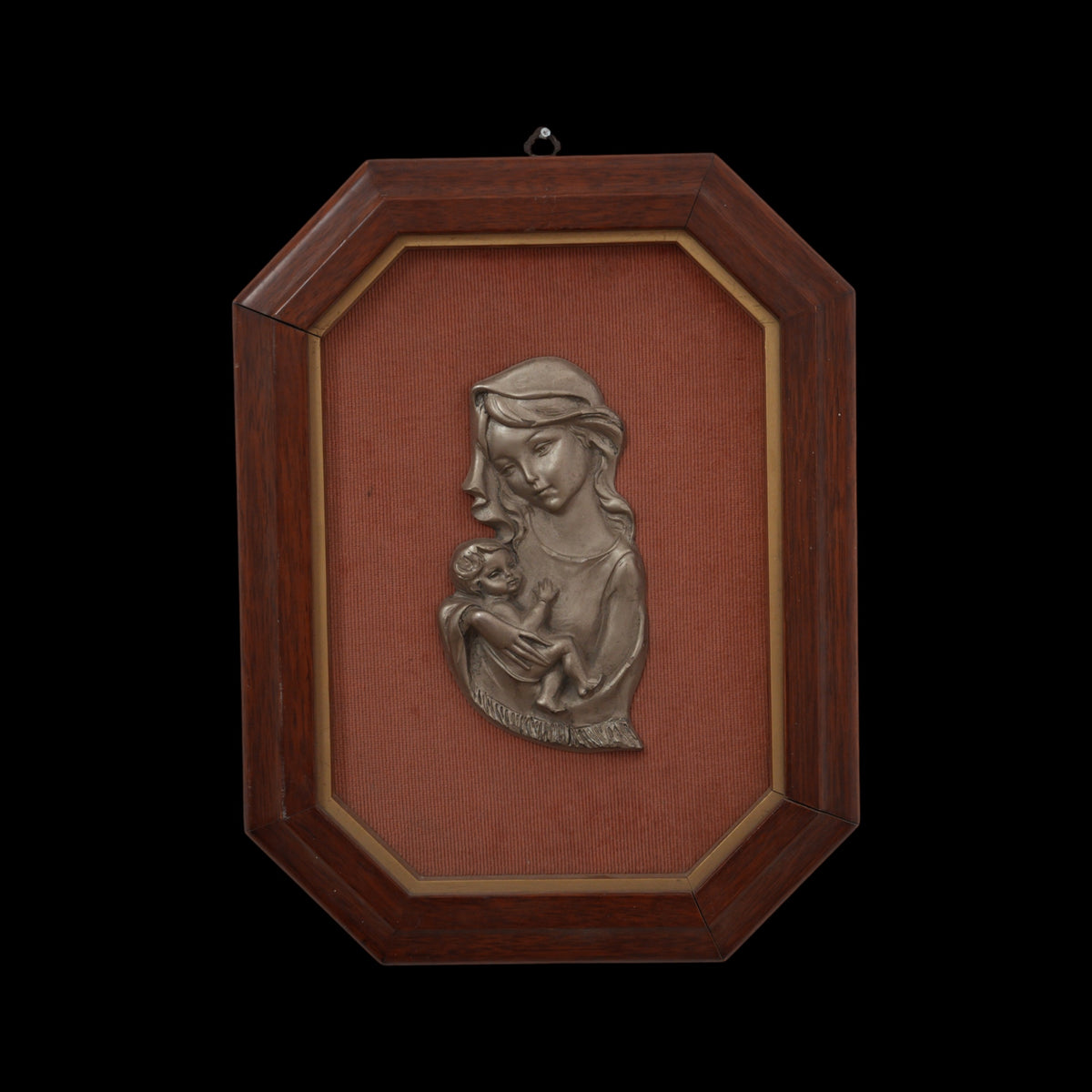 Madonna con Bambino in Braccio – Bassorilievo in Metallo Argentato su Tessuto Rosa Antico, Cornice Ottagonale in Legno, 42 x 32 cm